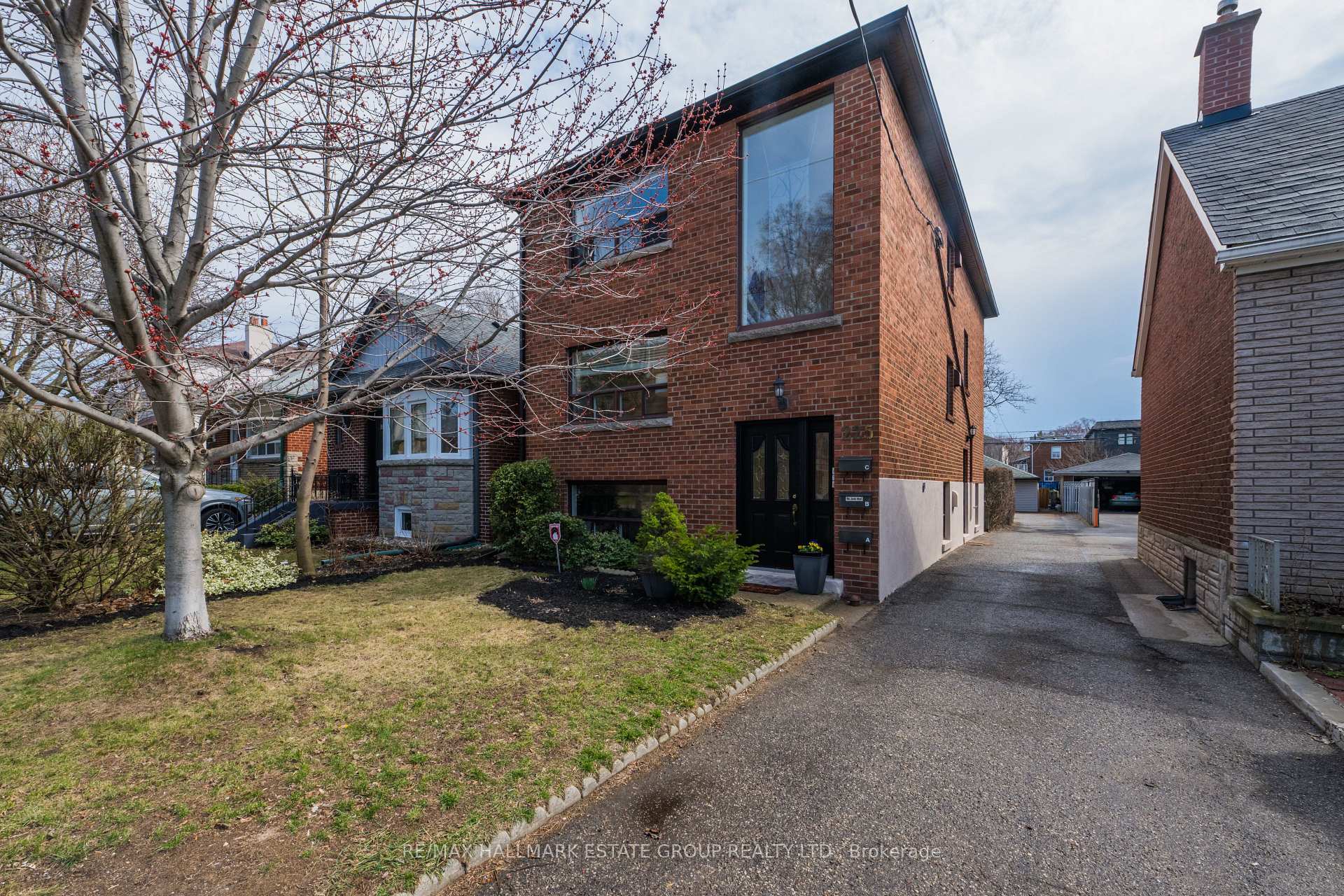 225 Woodville Avenue, Toronto E03, ON M4J 2R4