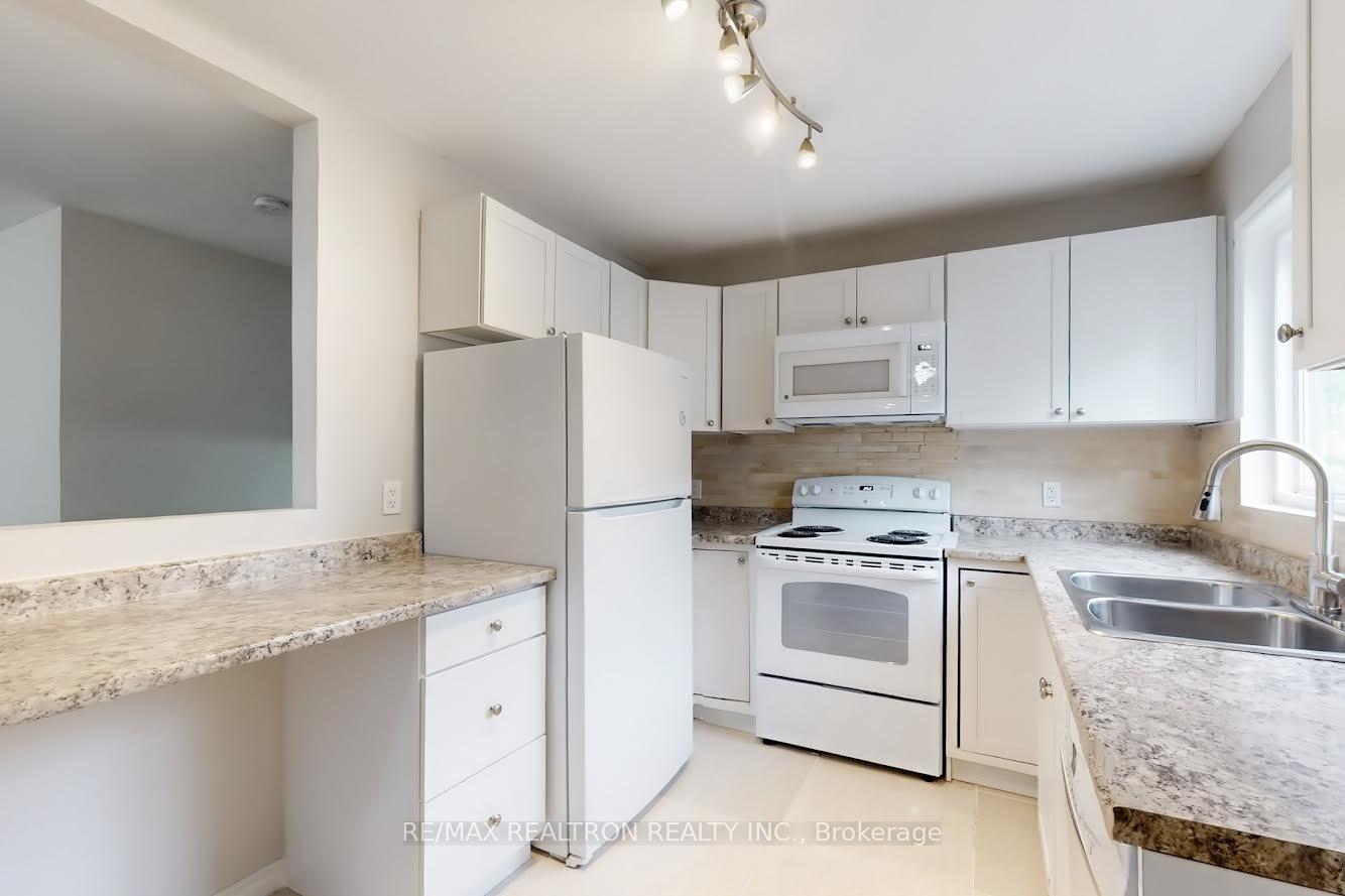 34 Orton Park Road, Toronto E09 — photo 3 of 5