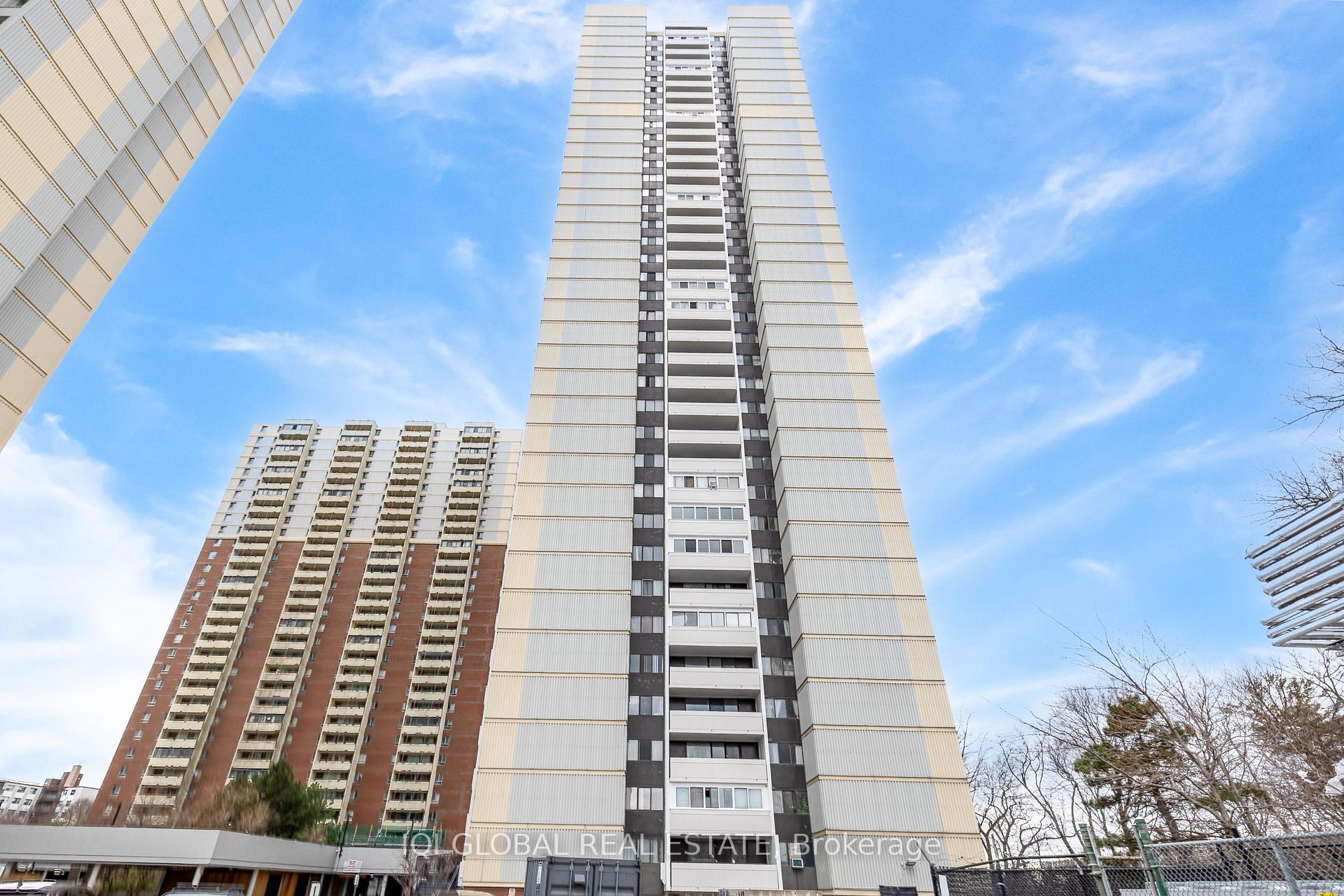 3 Massey Square 2407, Toronto E03, ON M4C 5L5