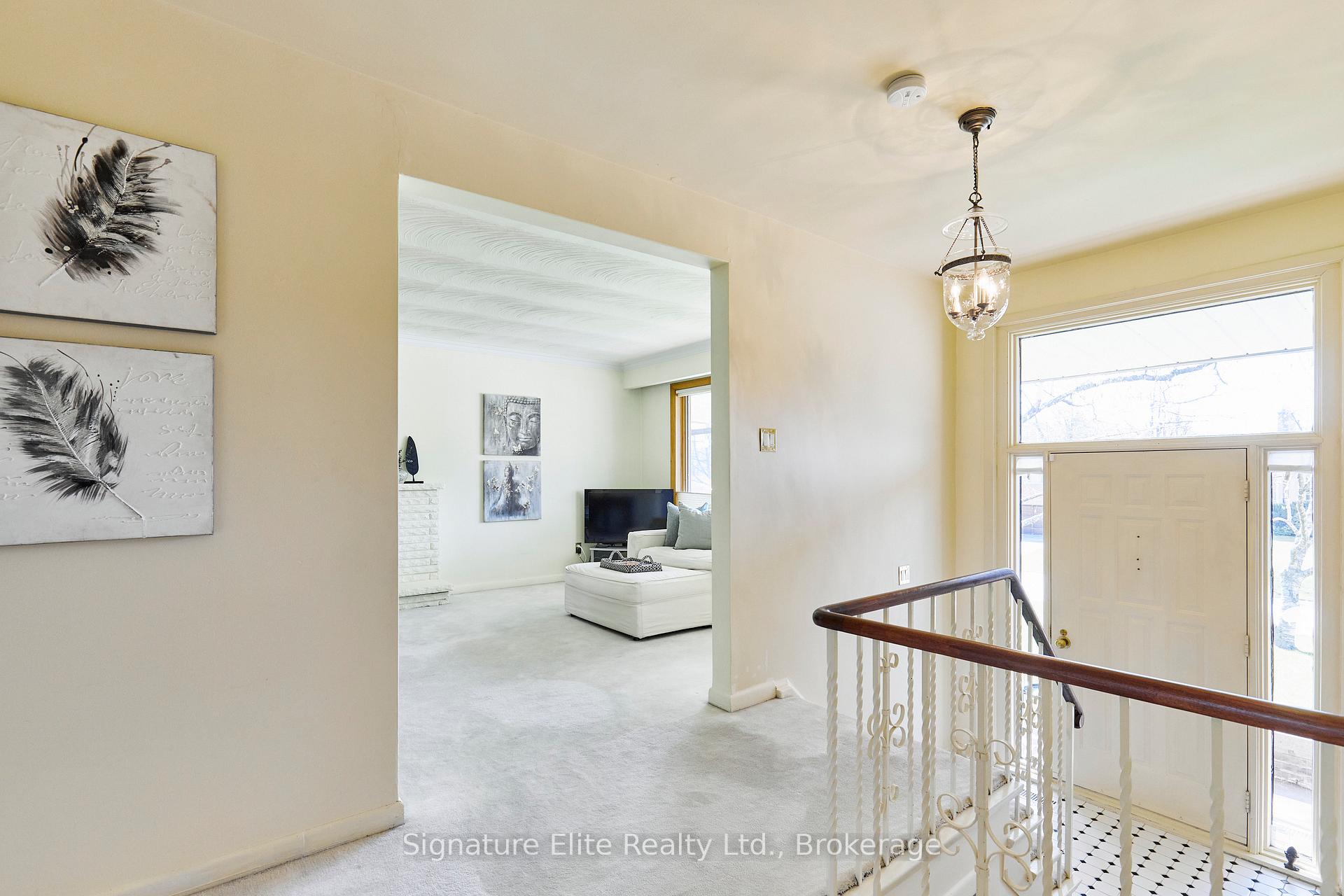 35 Somerdale Square, Toronto E08 — photo 4 of 5