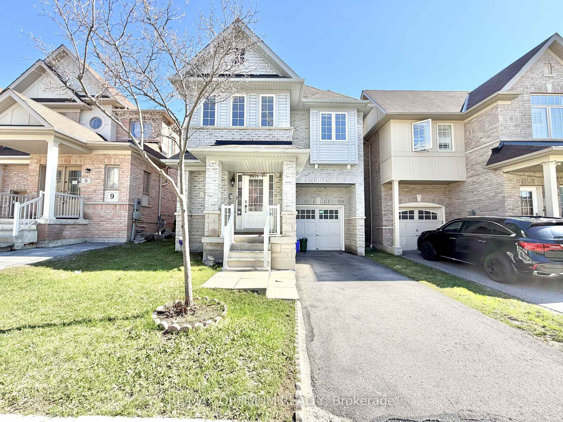 7 Barnham Street, Ajax — photo 2 of 5