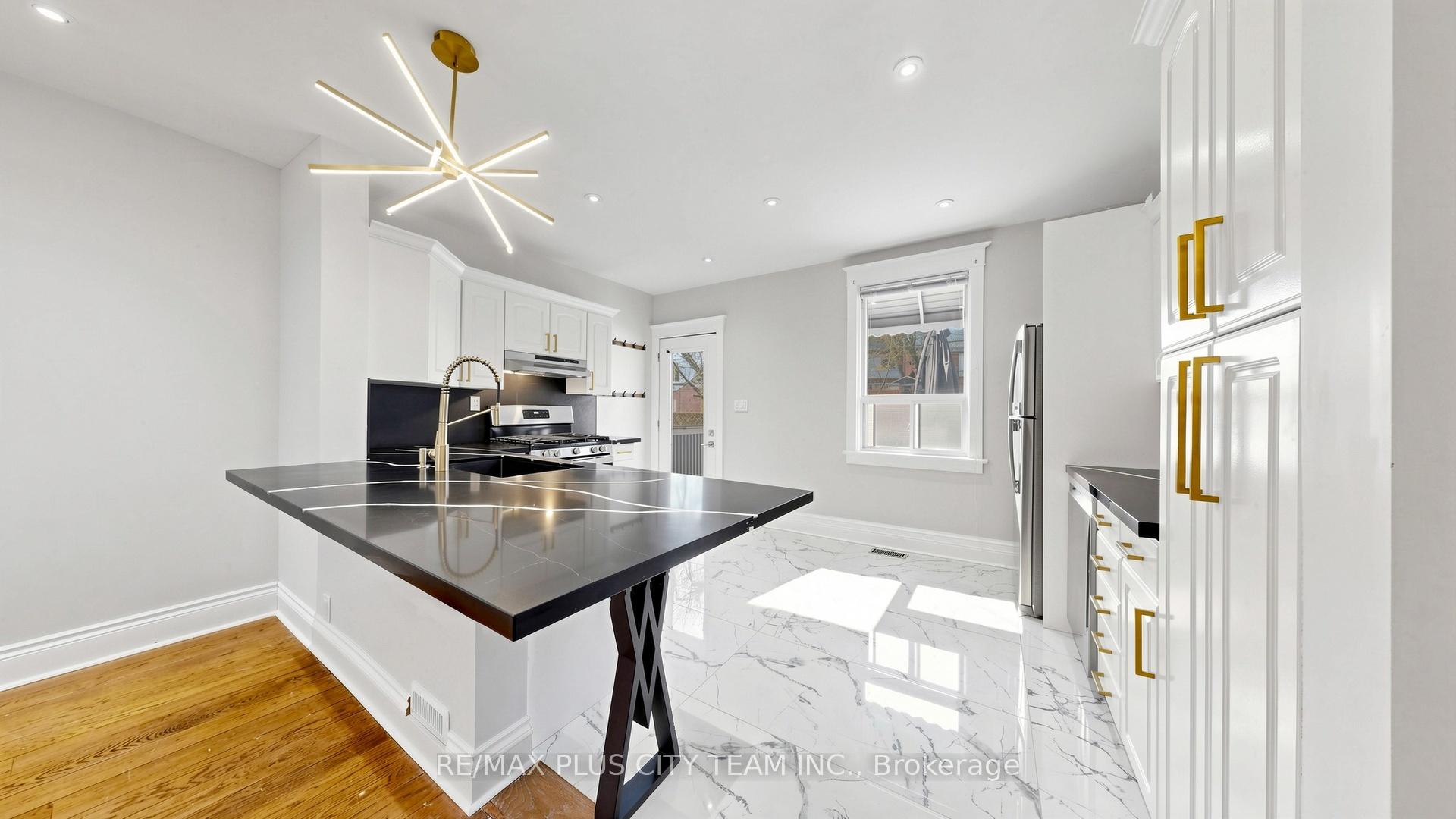 402 Woodbine Avenue, Toronto E02, ON M4L 3P6