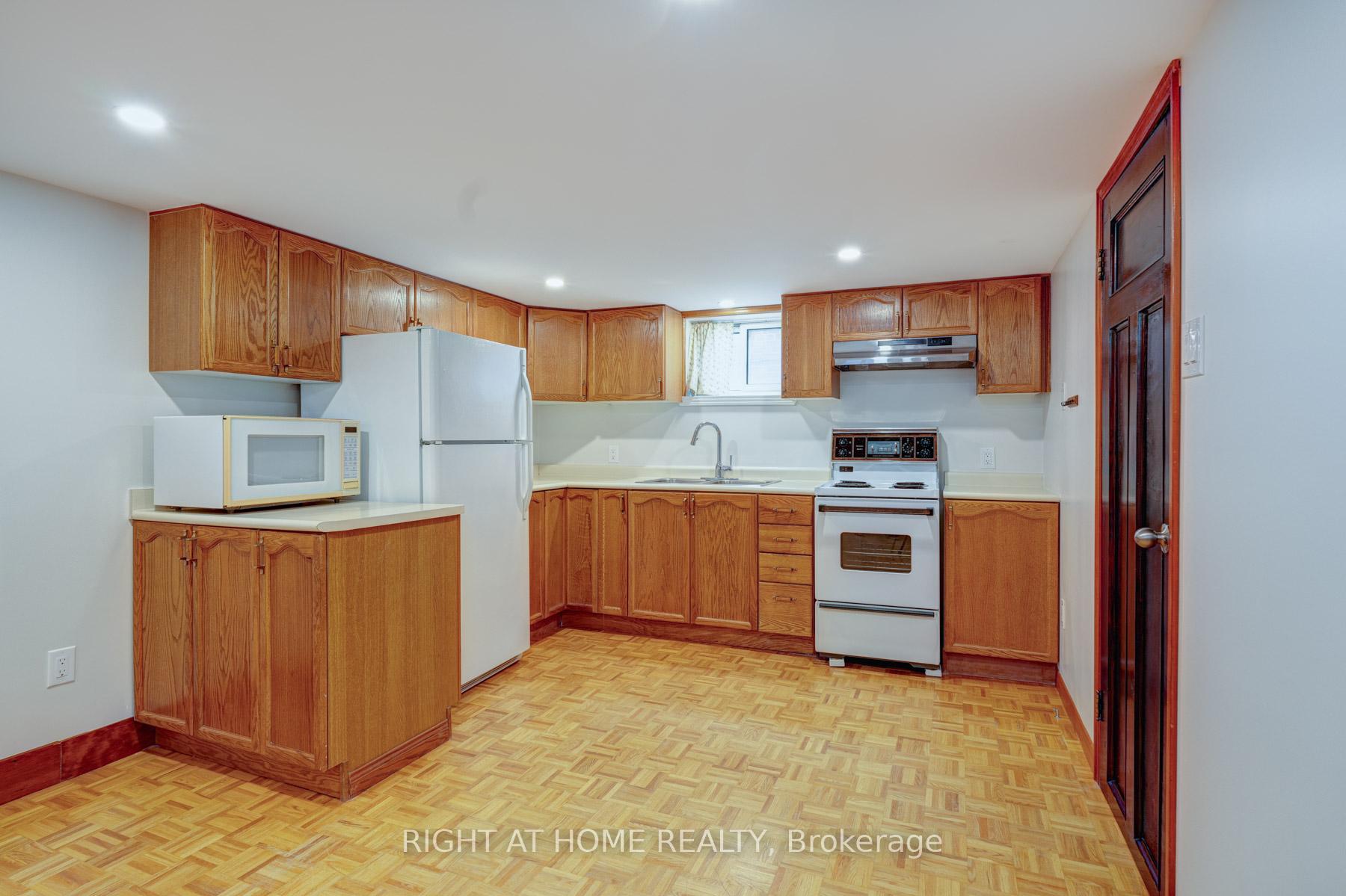 952 Coxwell Avenue Lower, Toronto E03, ON M4C 3G3