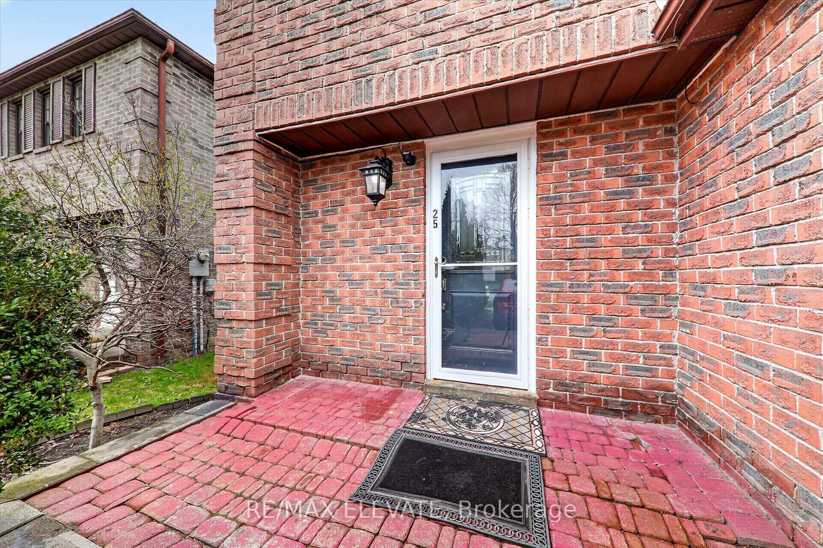 25 Stockbridge Crescent, Ajax — photo 4 of 5
