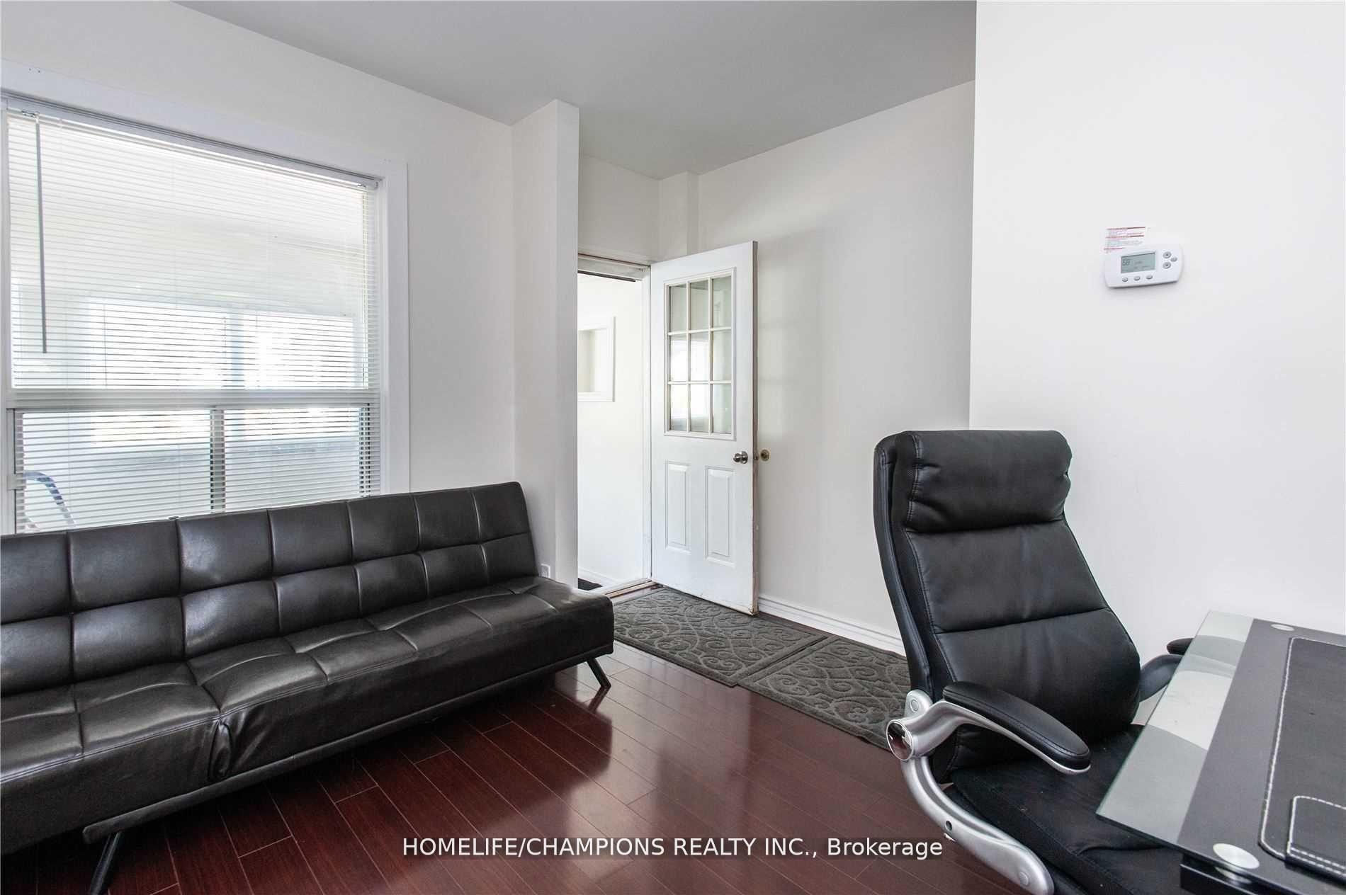 106 Lamb Avenue, Toronto E01 — photo 2 of 5