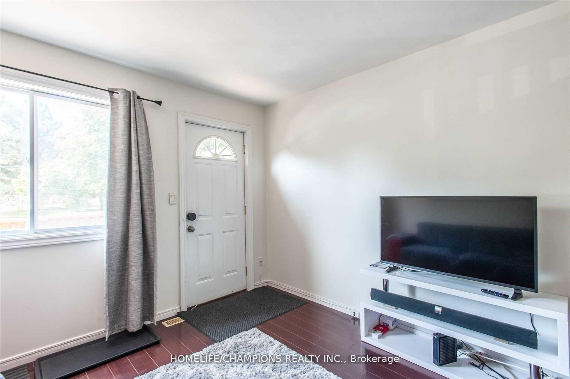 106 Lamb Avenue, Toronto E01 — photo 4 of 5