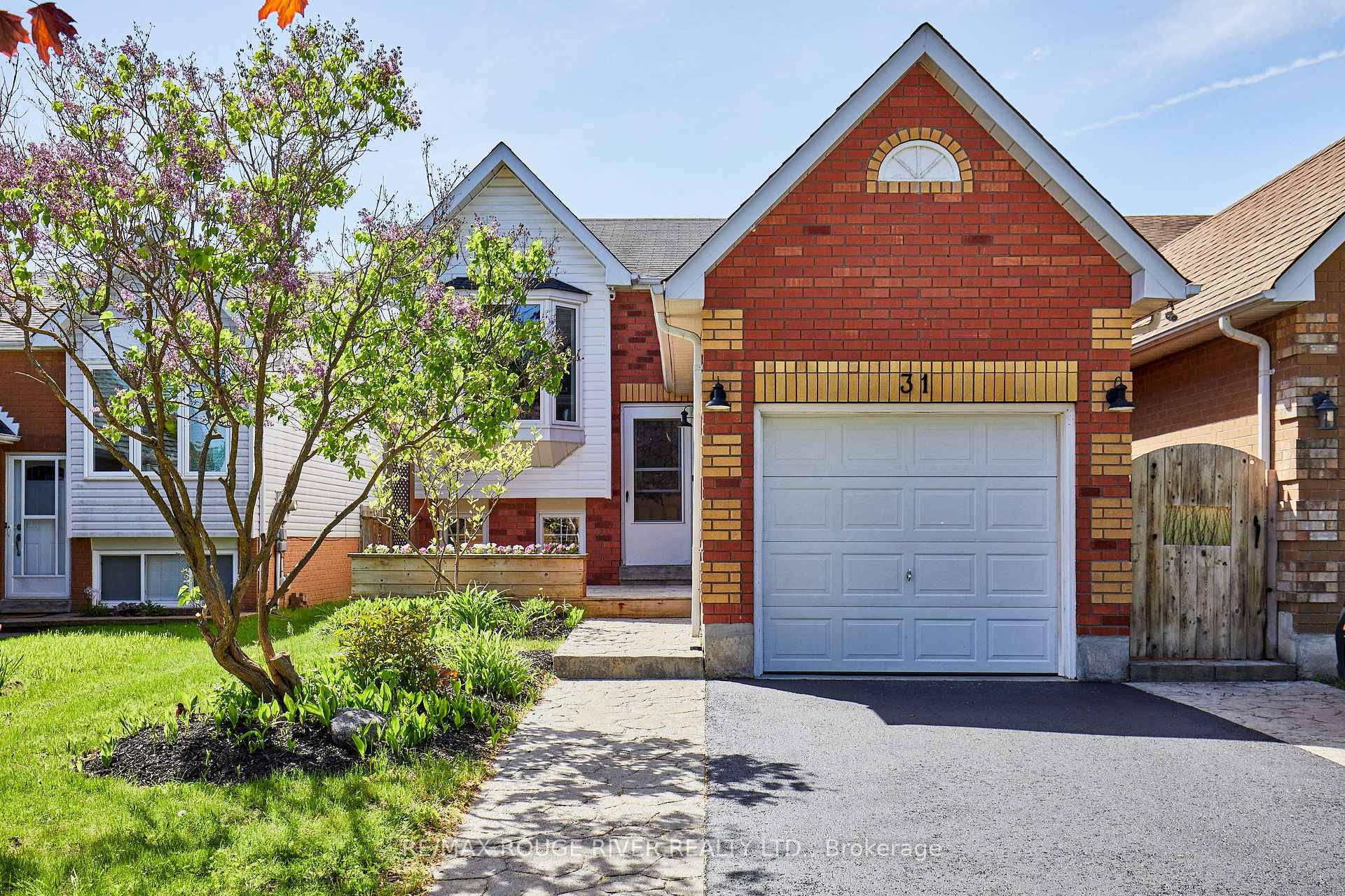 31 Champine Square, Clarington — photo 2 of 5