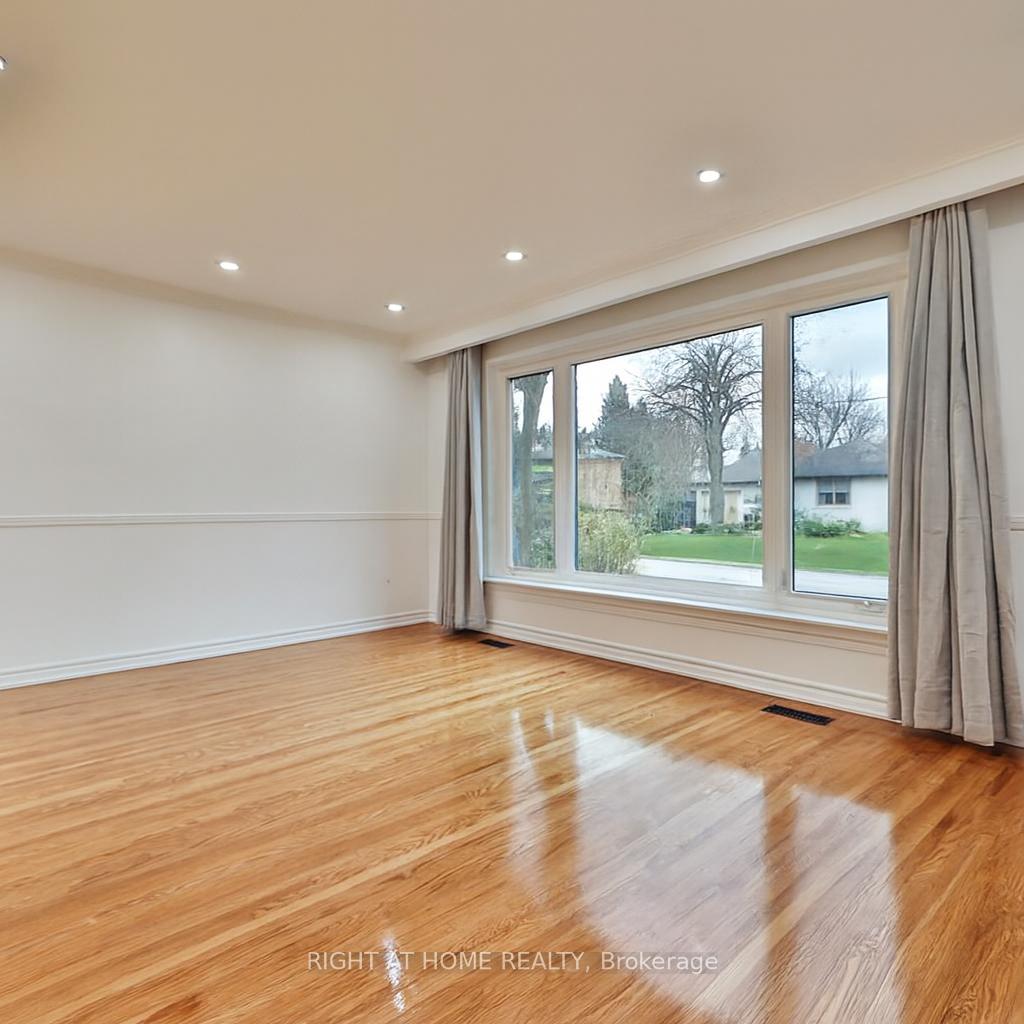 9 Allister Avenue, Toronto E08 — photo 3 of 5