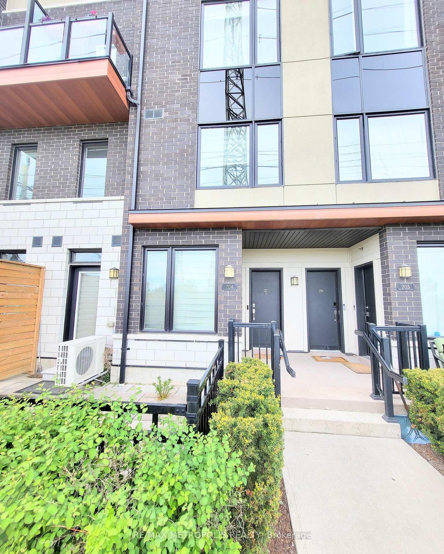 1555 Kingston Road 204, Pickering — photo 2 of 5