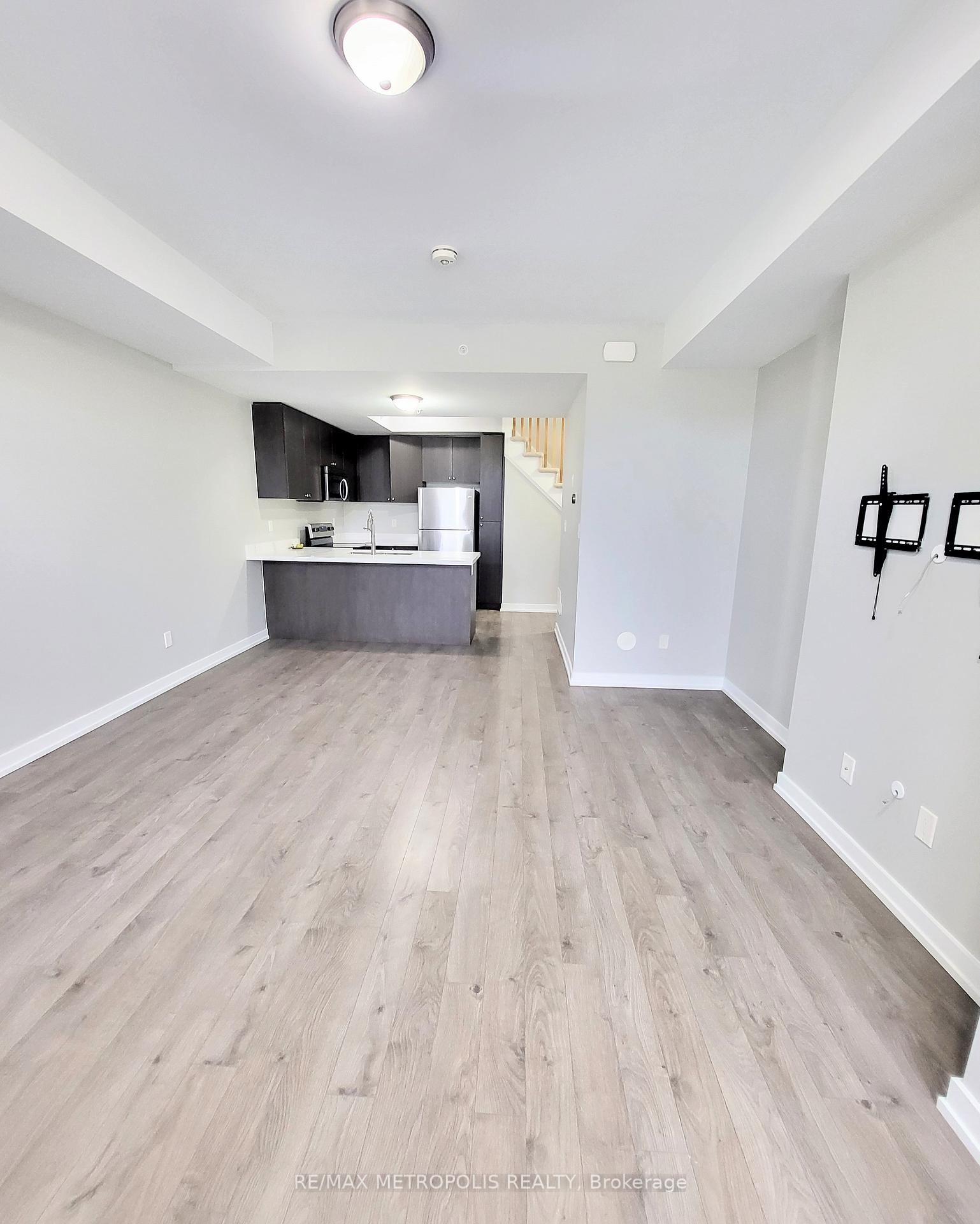 1555 Kingston Road 204, Pickering — photo 3 of 5
