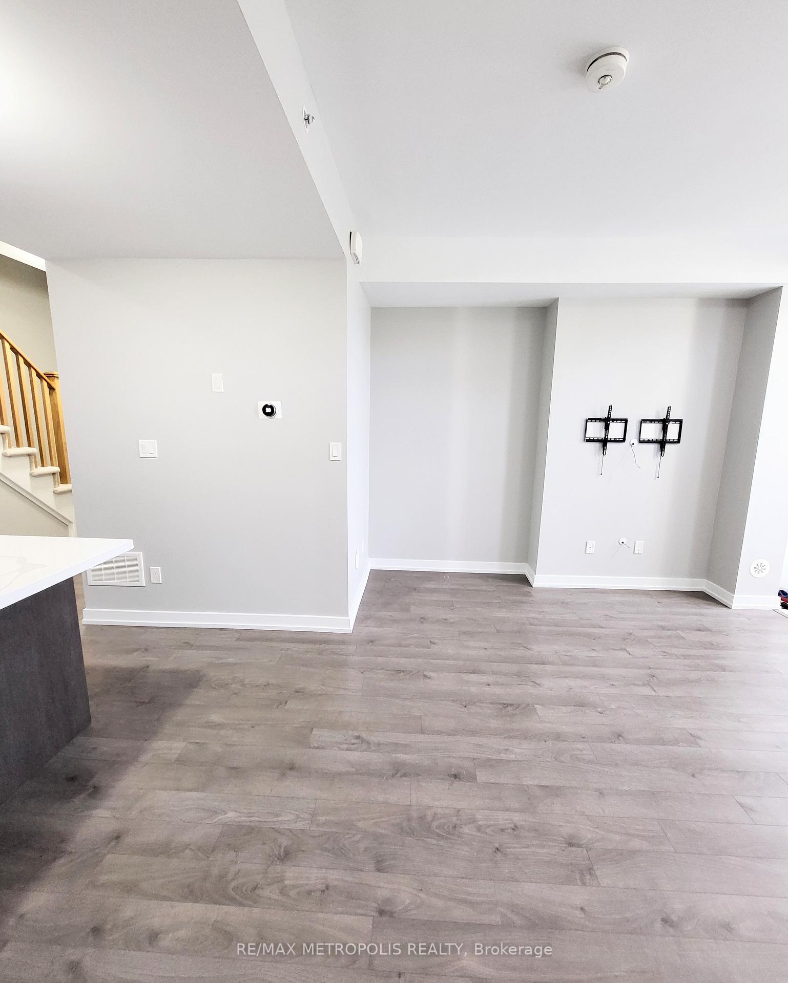 1555 Kingston Road 204, Pickering — photo 4 of 5