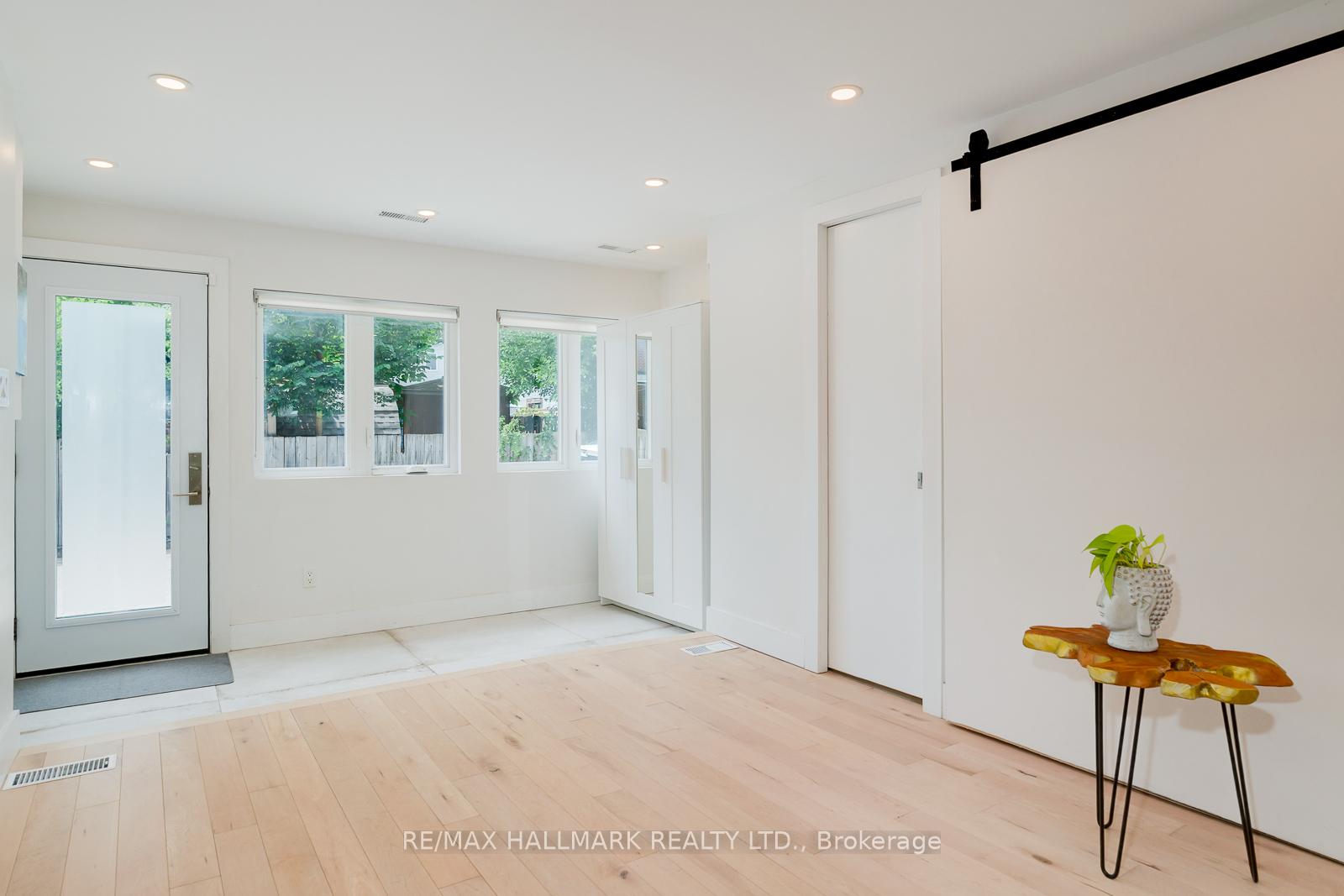 37 Craven Road, Toronto E01 — photo 3 of 5