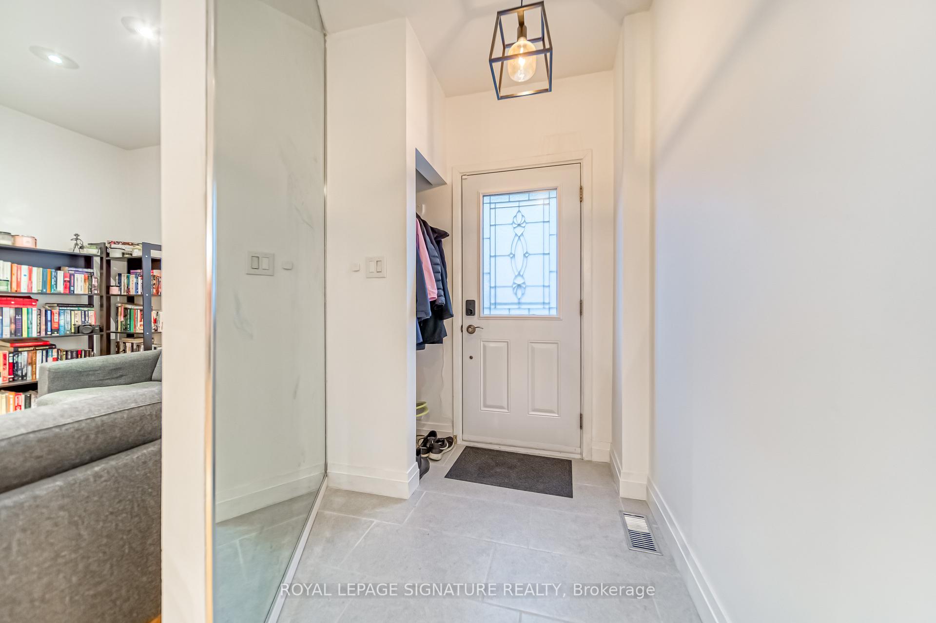 15 Galt Avenue, Toronto E01 — photo 3 of 5