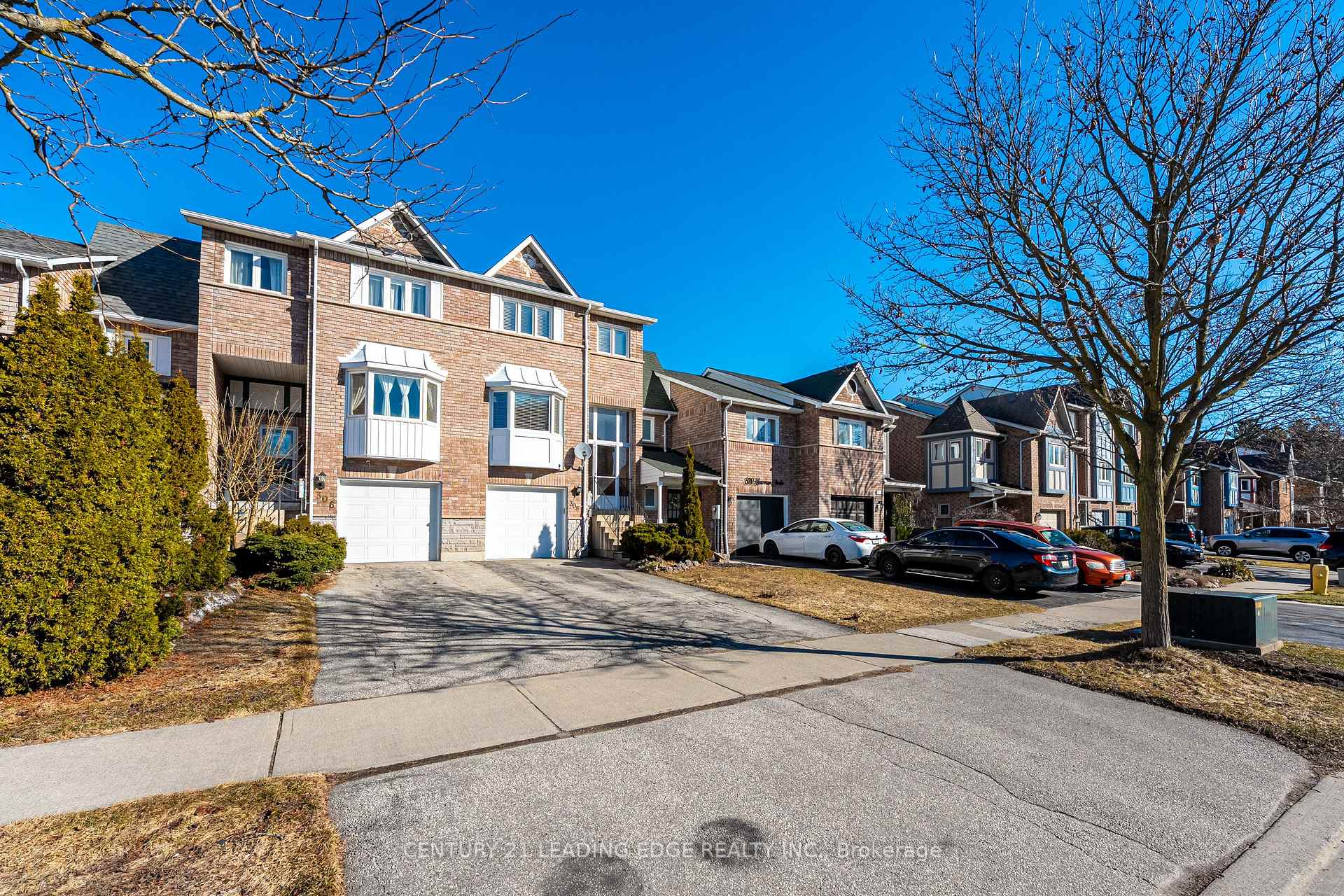 308 SPARROW Circle, Pickering — photo 3 of 5