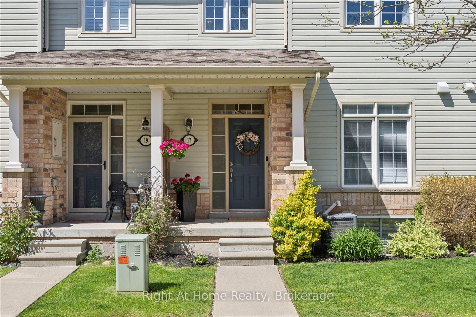 17 Wicker Park Way, Whitby — photo 3 of 5
