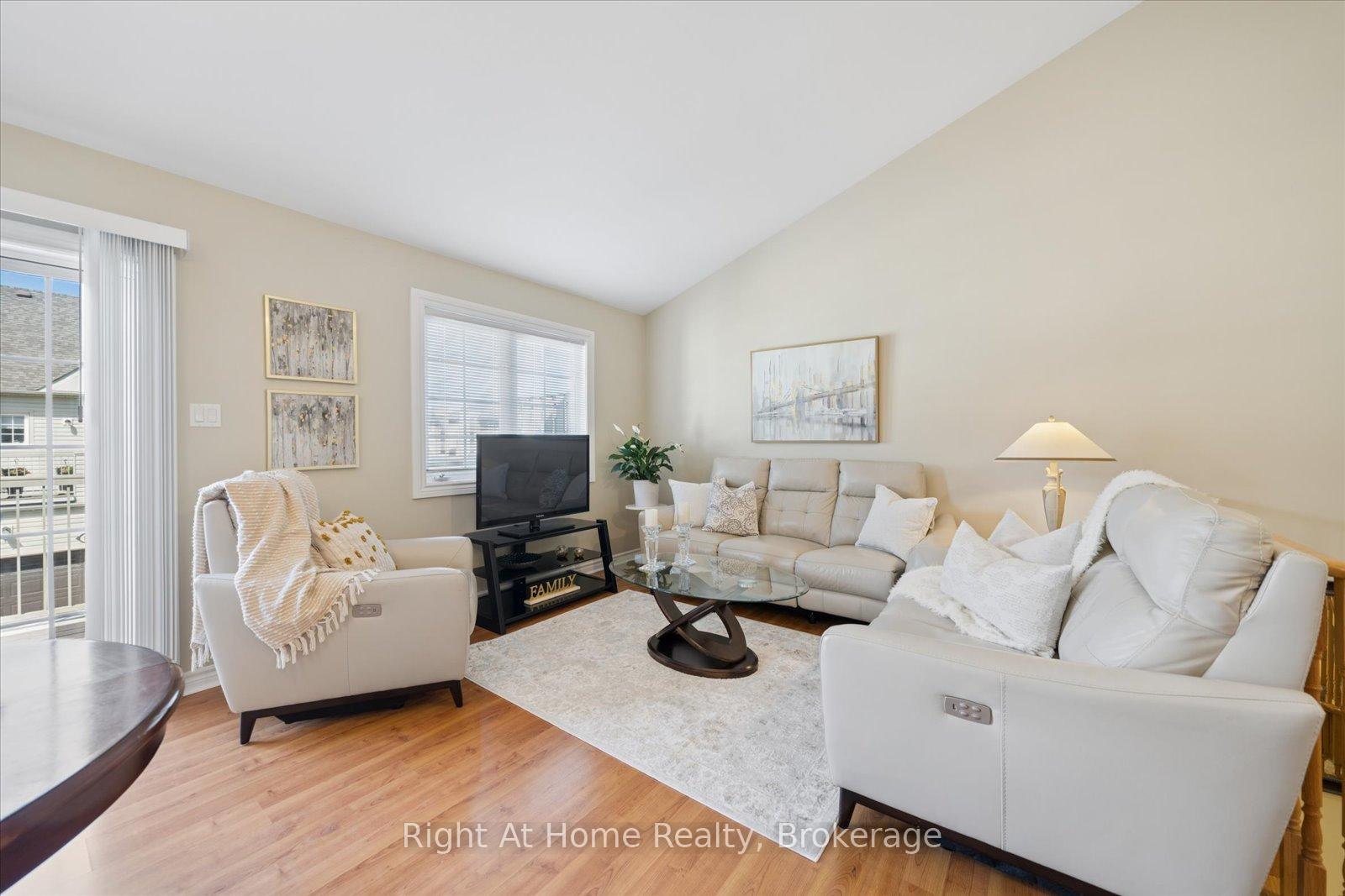 17 Wicker Park Way, Whitby — photo 5 of 5