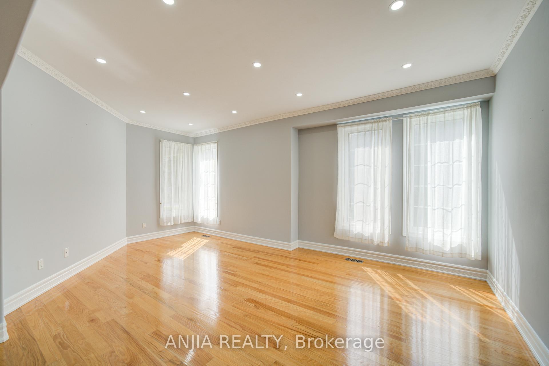 10 Thistledown Crescent, Whitby — photo 4 of 5