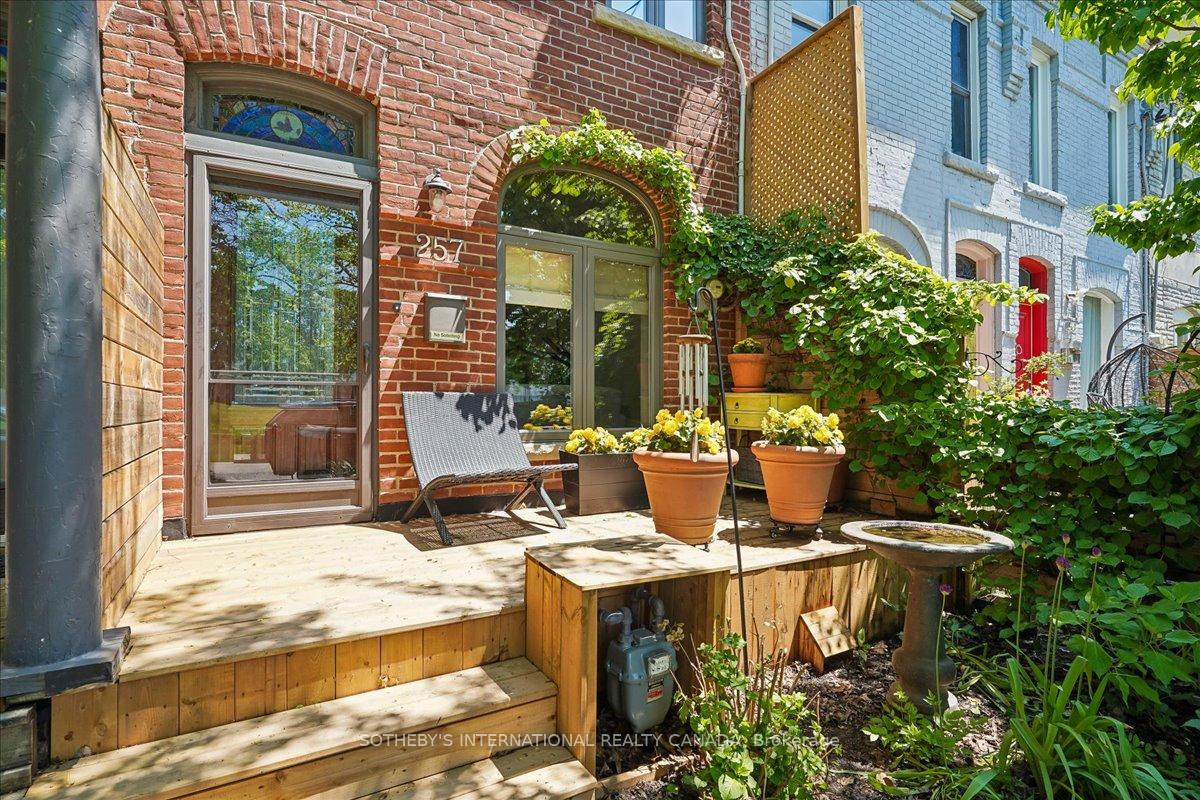 257 Booth Avenue, Toronto E01 — photo 2 of 5