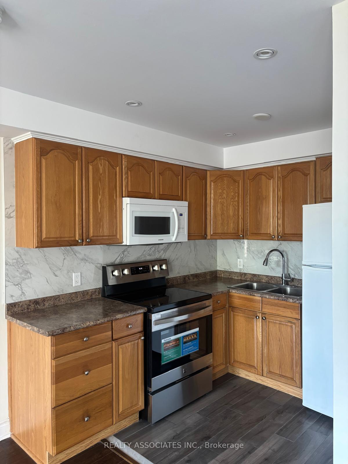 1389 Danforth Avenue B, Toronto E01 — photo 2 of 5