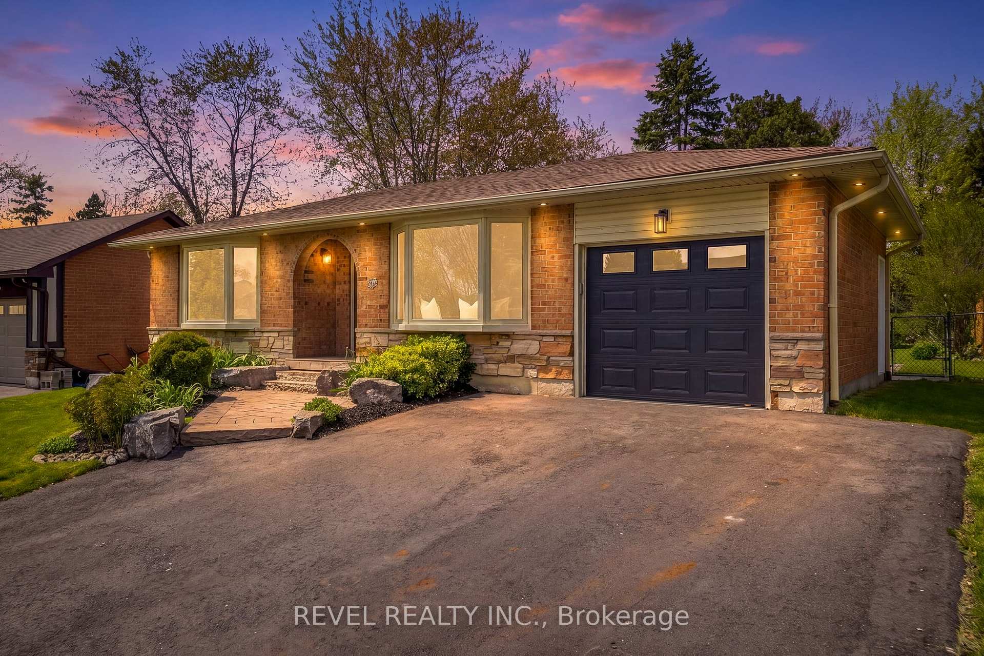 39 Anstead Crescent, Ajax, ON L1S 3X4 — Ajax, Ontario