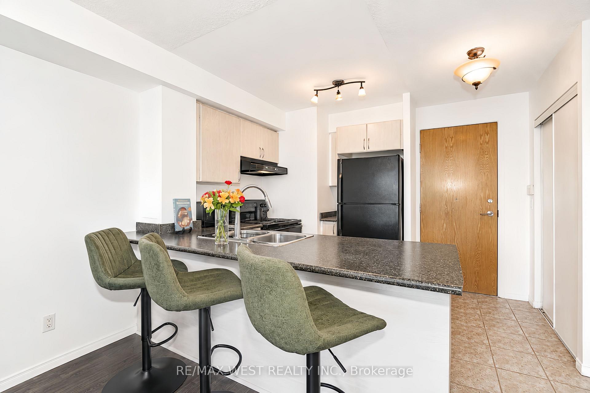 340 Watson Street W 216, Whitby — photo 2 of 5