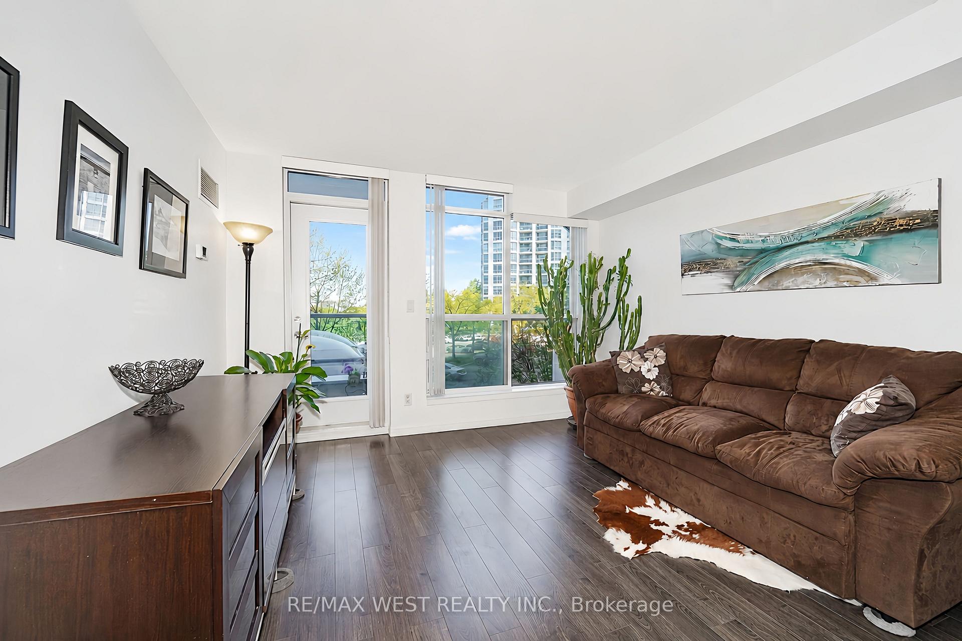 340 Watson Street W 216, Whitby — photo 3 of 5