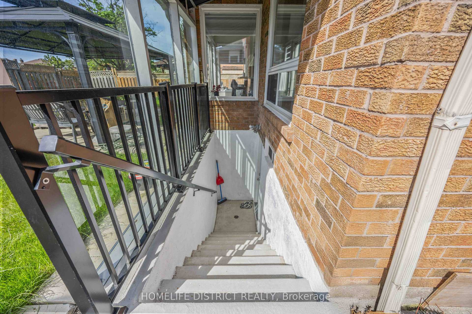 579 Sheppard Avenue, Pickering — photo 2 of 5