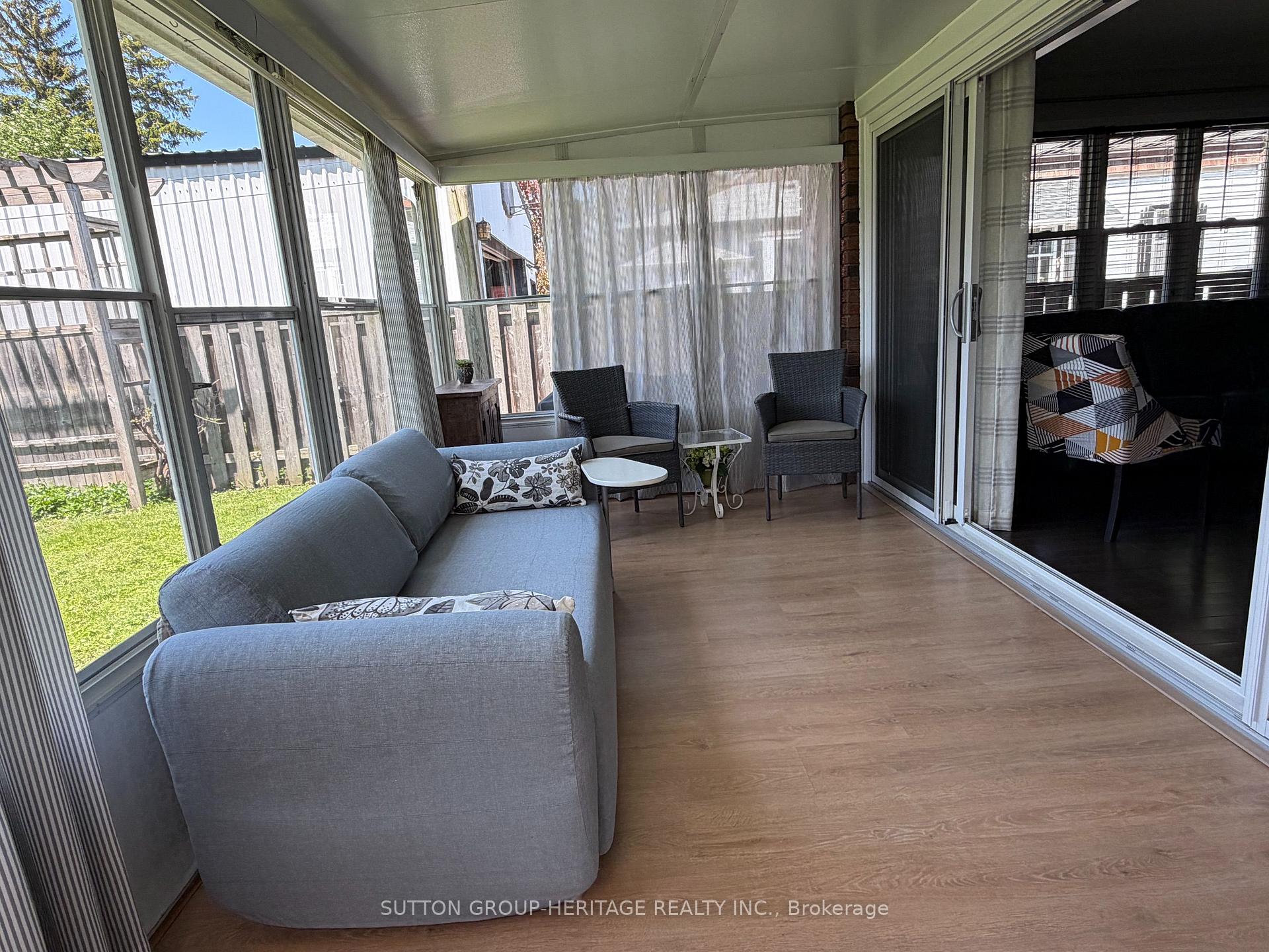 414 Centre Street N, Whitby — photo 4 of 5
