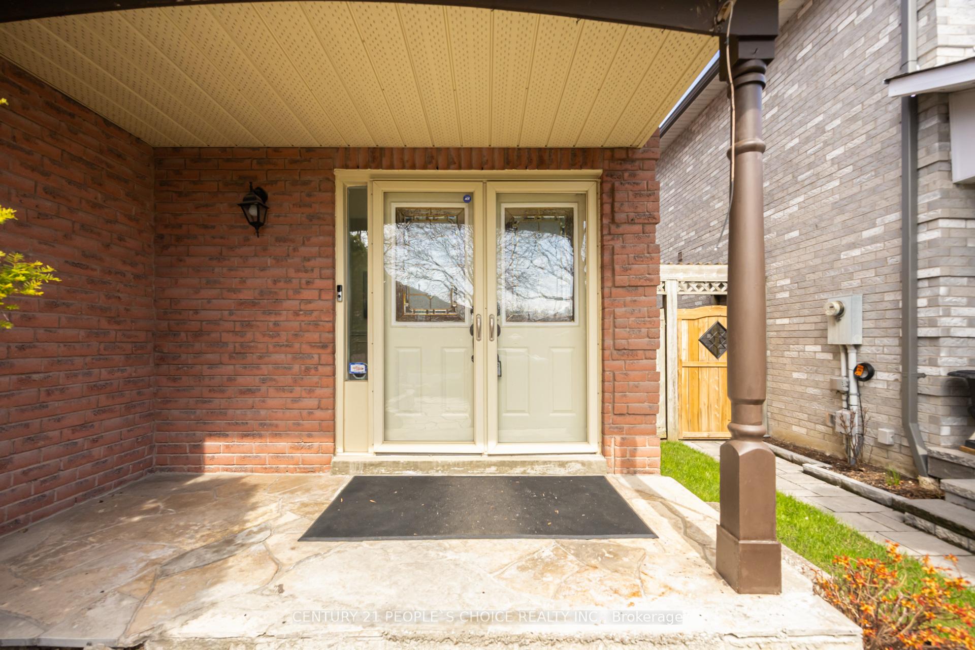 21 Dagwell Crescent, Ajax — photo 2 of 5