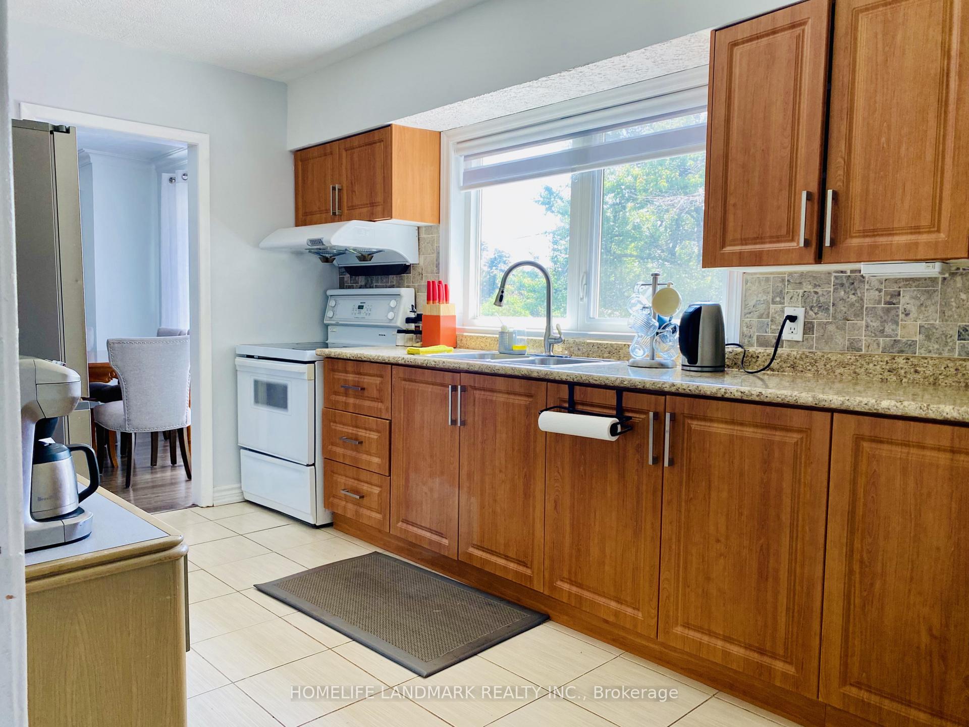59 Elizabeth Crescent S, Whitby — photo 4 of 5
