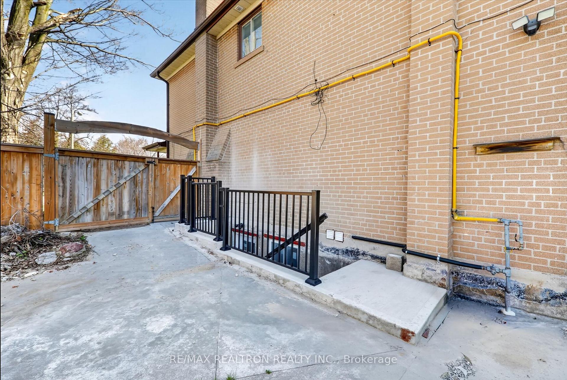 20 Ivy Green Crescent, Toronto E09 — photo 3 of 5