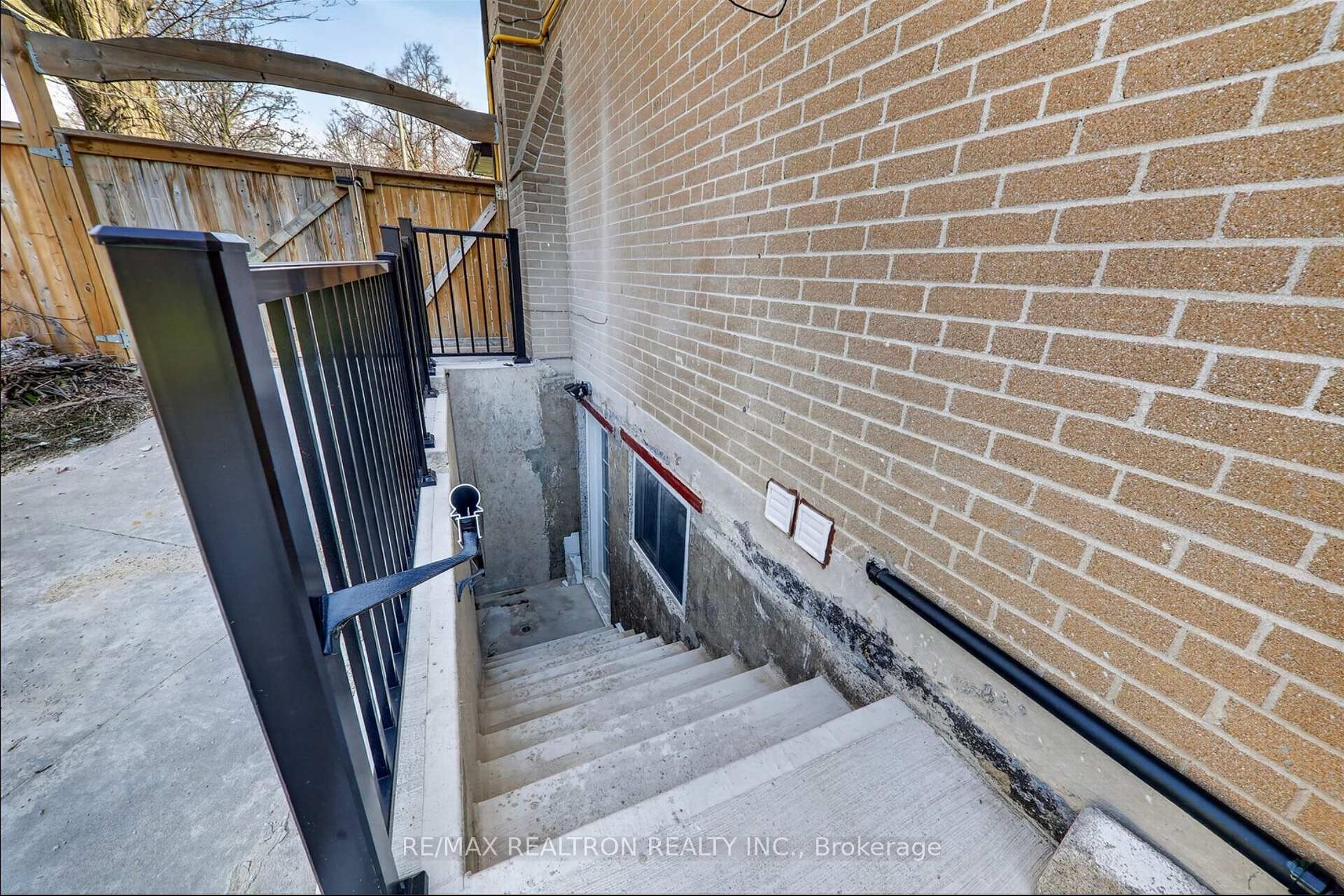 20 Ivy Green Crescent, Toronto E09 — photo 4 of 5