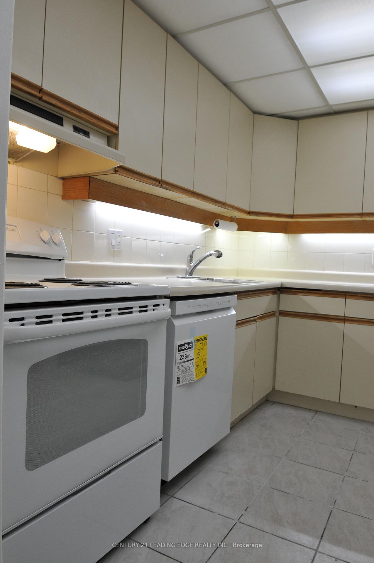 1013 Pape Avenue A, Toronto E03 — photo 2 of 5