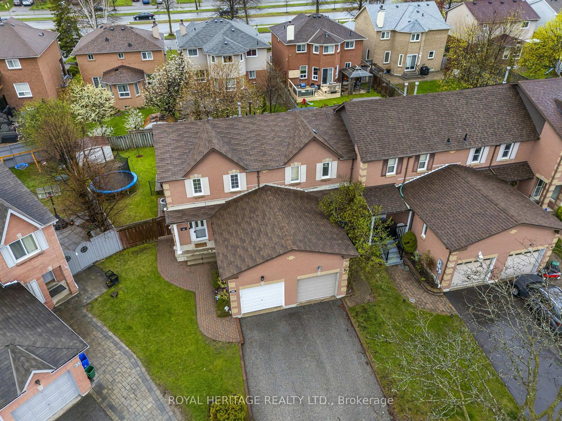 35 Hughes Crescent, Ajax — photo 3 of 5