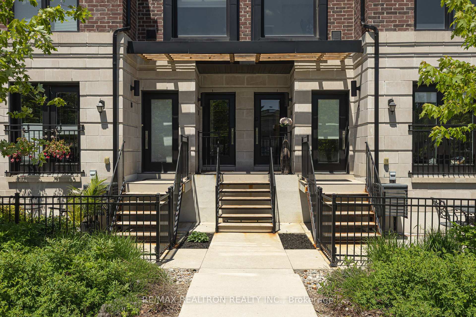 100 Coxwell Avenue TH7, Toronto E01 — photo 2 of 5