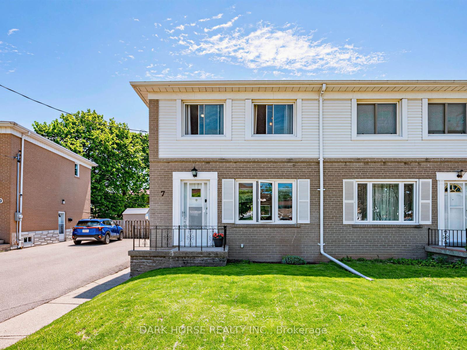7 Medway Crescent, Toronto E09 — photo 2 of 5