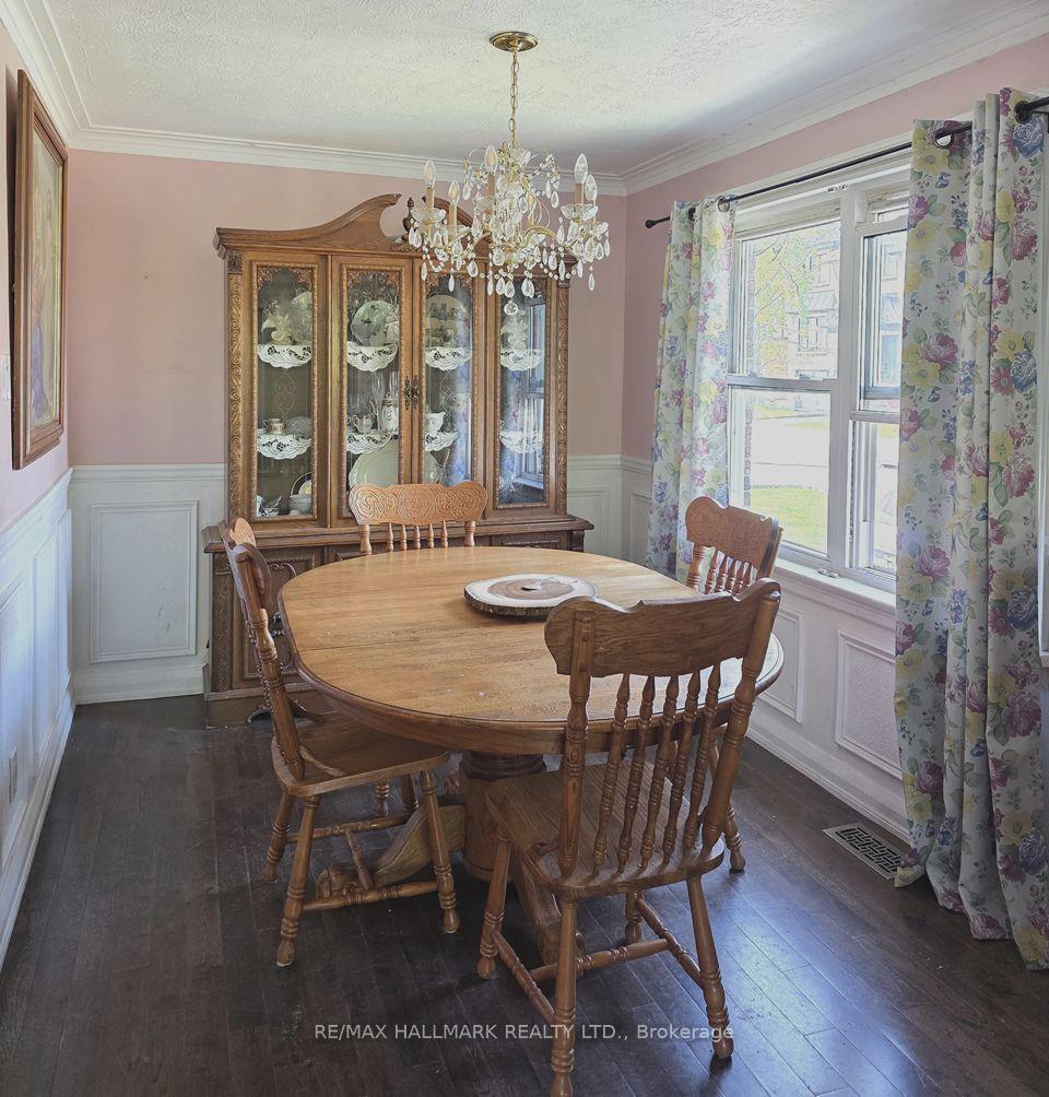 115 Lankin Boulevard, Toronto E03 — photo 2 of 5