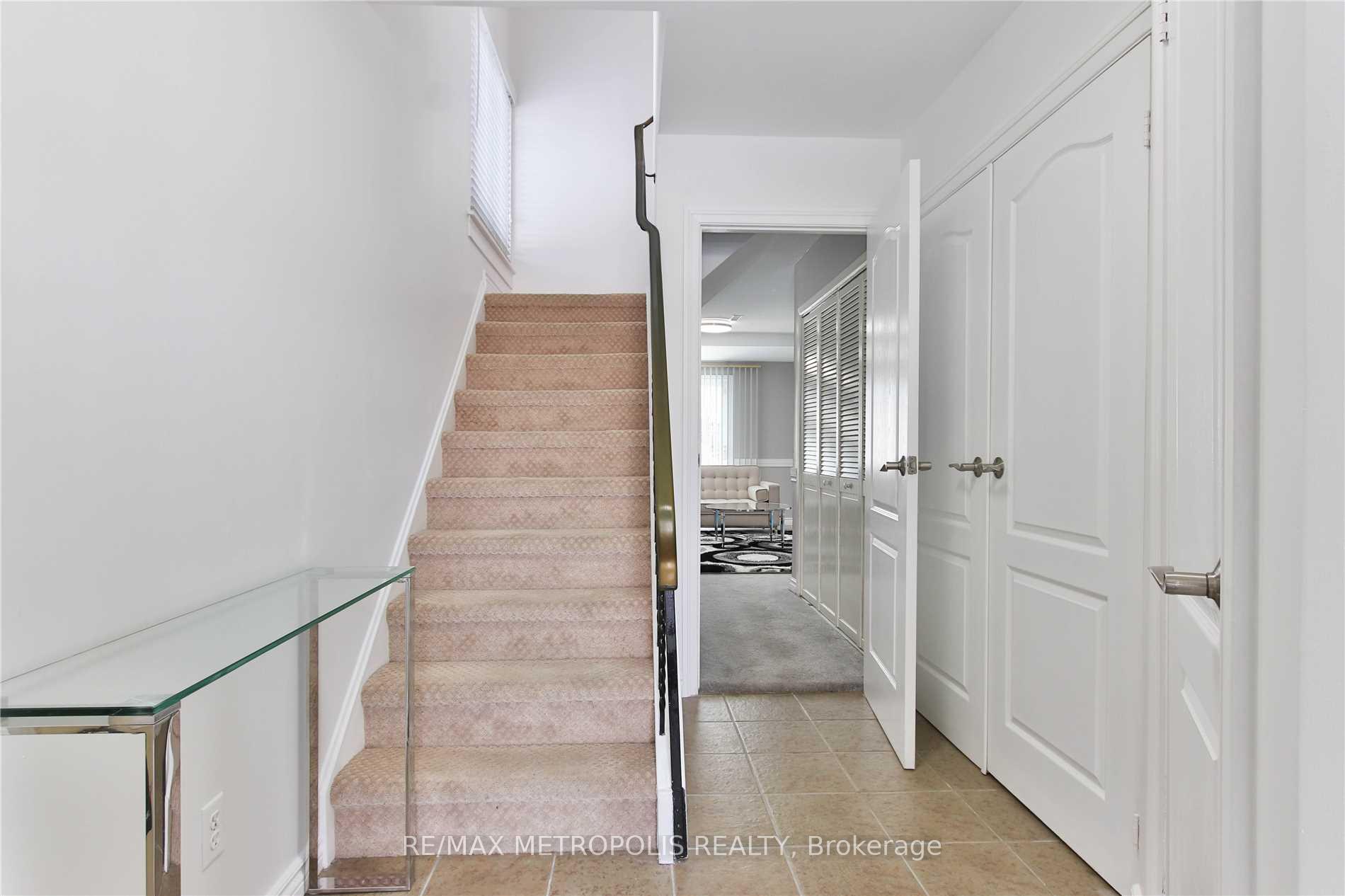 17 Clover Ridge Drive W 1, Ajax — photo 2 of 5