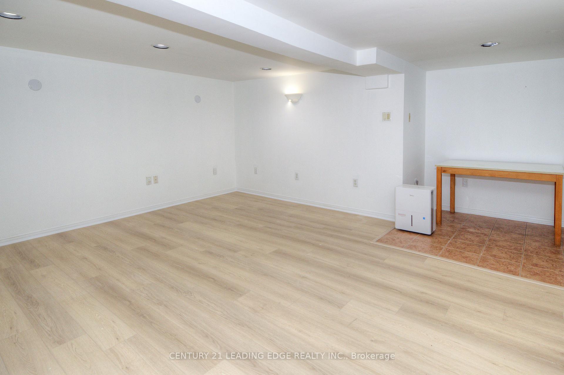 9 Wallington Avenue, Toronto E03 — photo 4 of 5