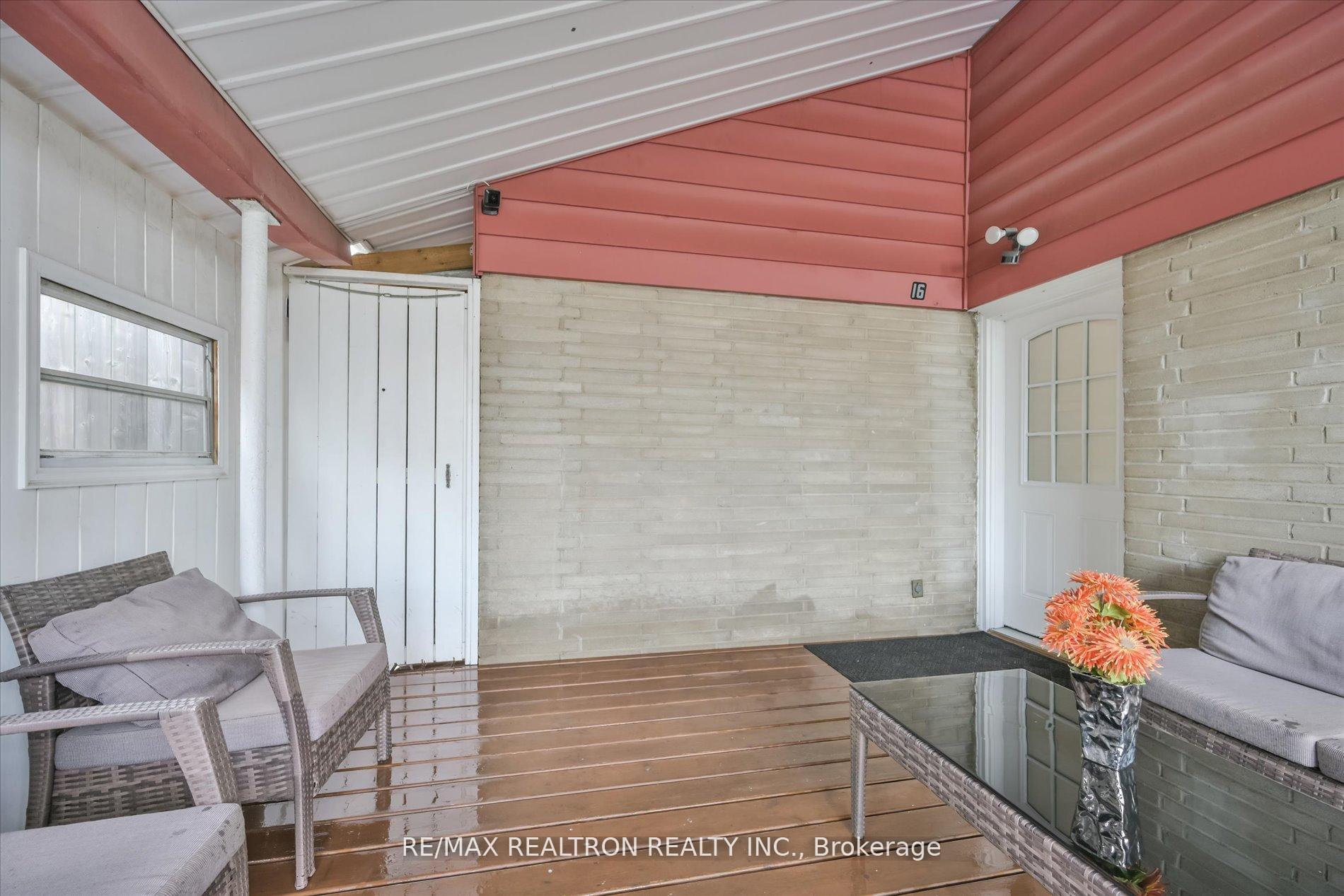 16 Arnprior Road, Toronto E09 — photo 2 of 5