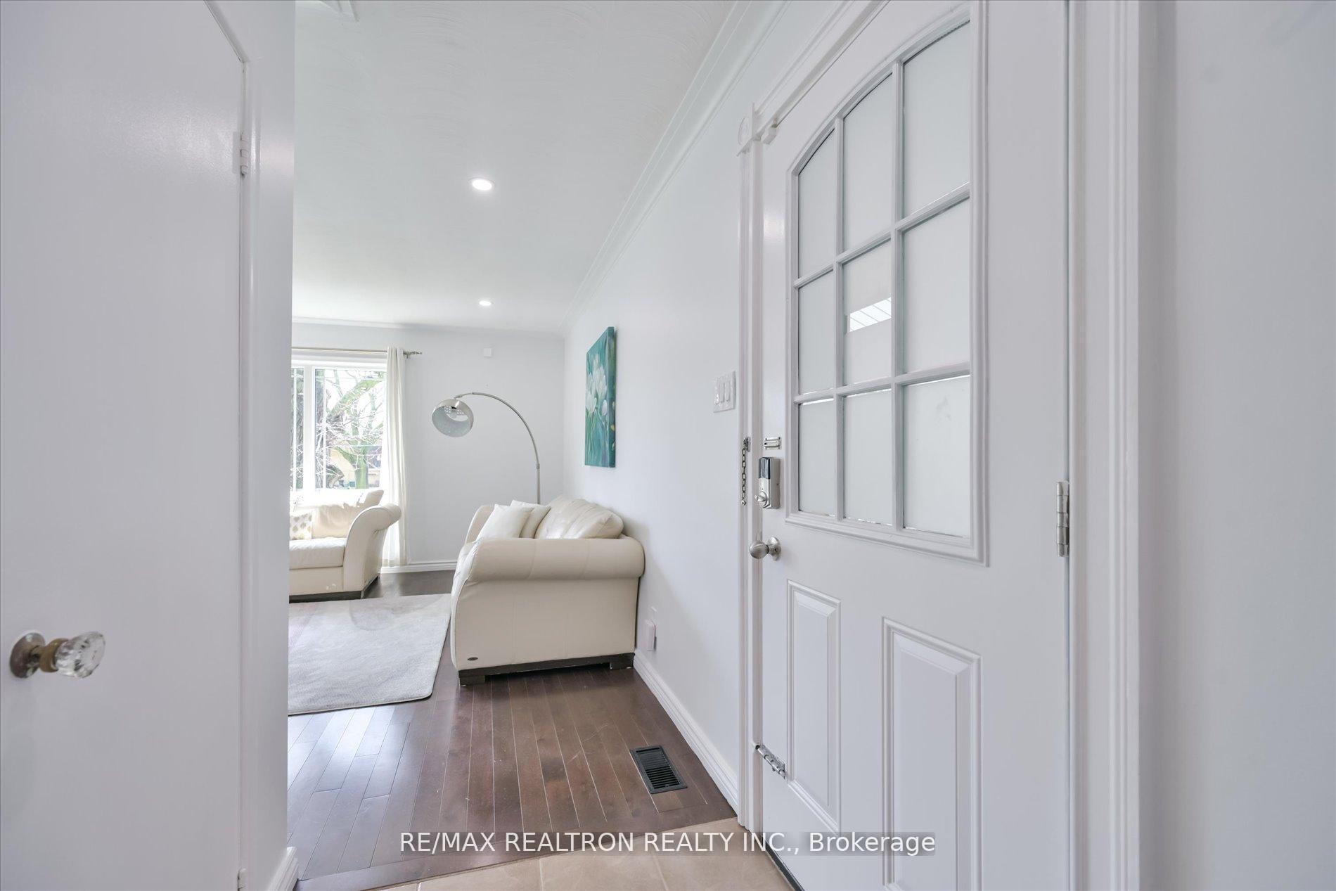 16 Arnprior Road, Toronto E09 — photo 3 of 5