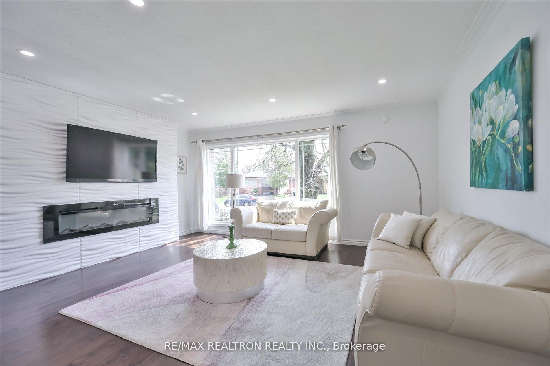 16 Arnprior Road, Toronto E09 — photo 4 of 5