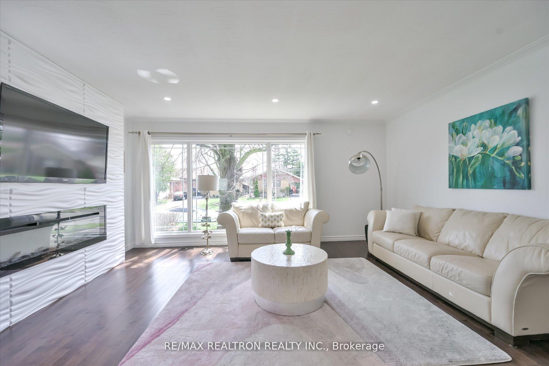 16 Arnprior Road, Toronto E09 — photo 5 of 5