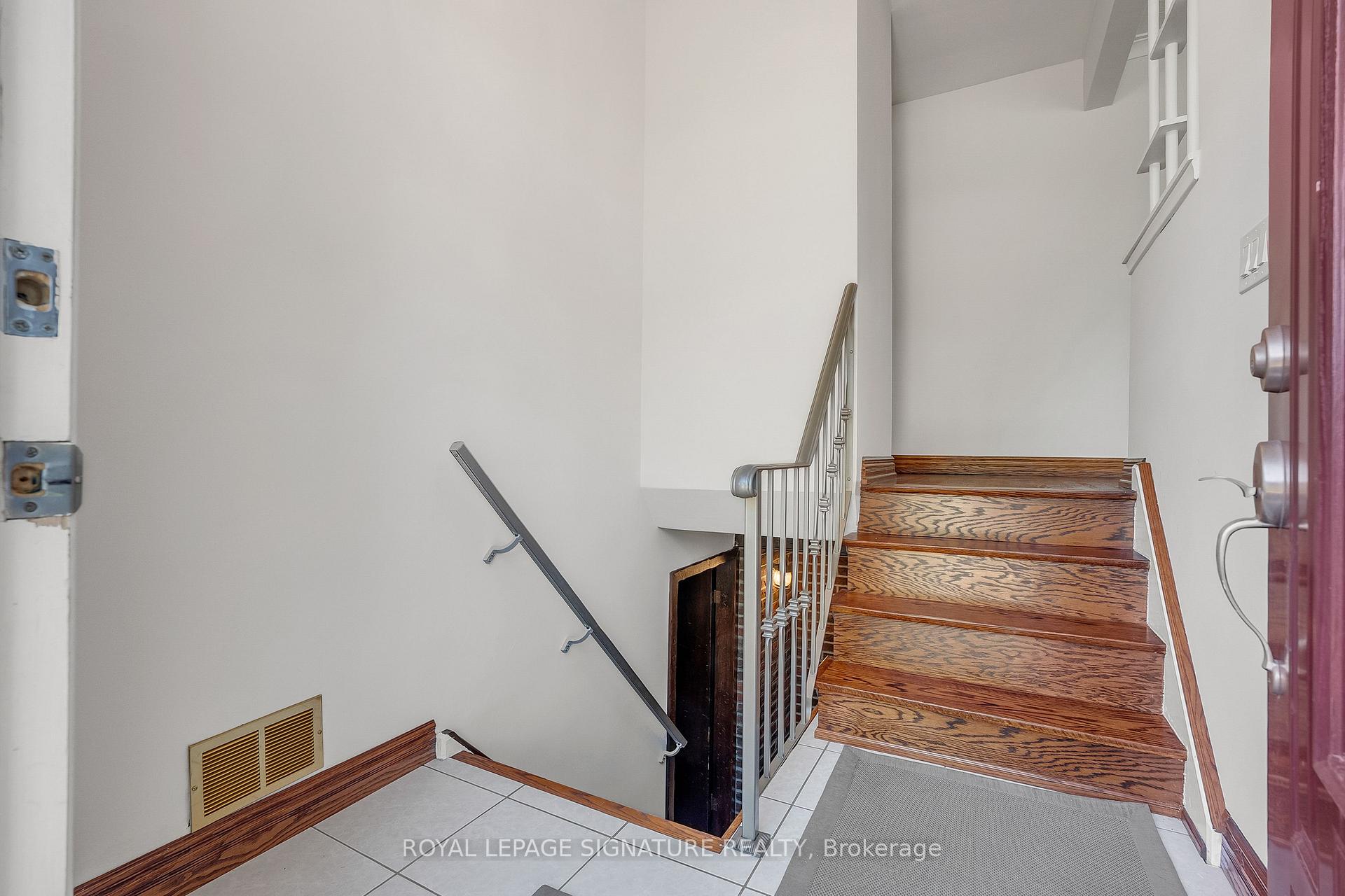 18 Verlaine Place, Toronto E09 — photo 4 of 5
