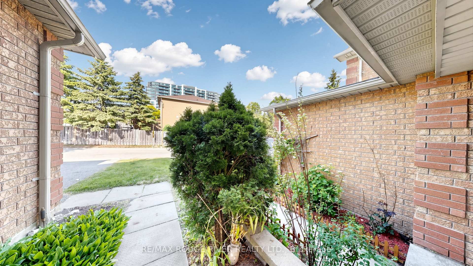 4 Trowell Lane, Ajax — photo 2 of 5