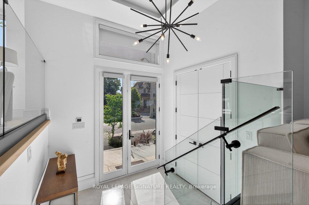 39 Derwyn Road, Toronto E03 — photo 3 of 5