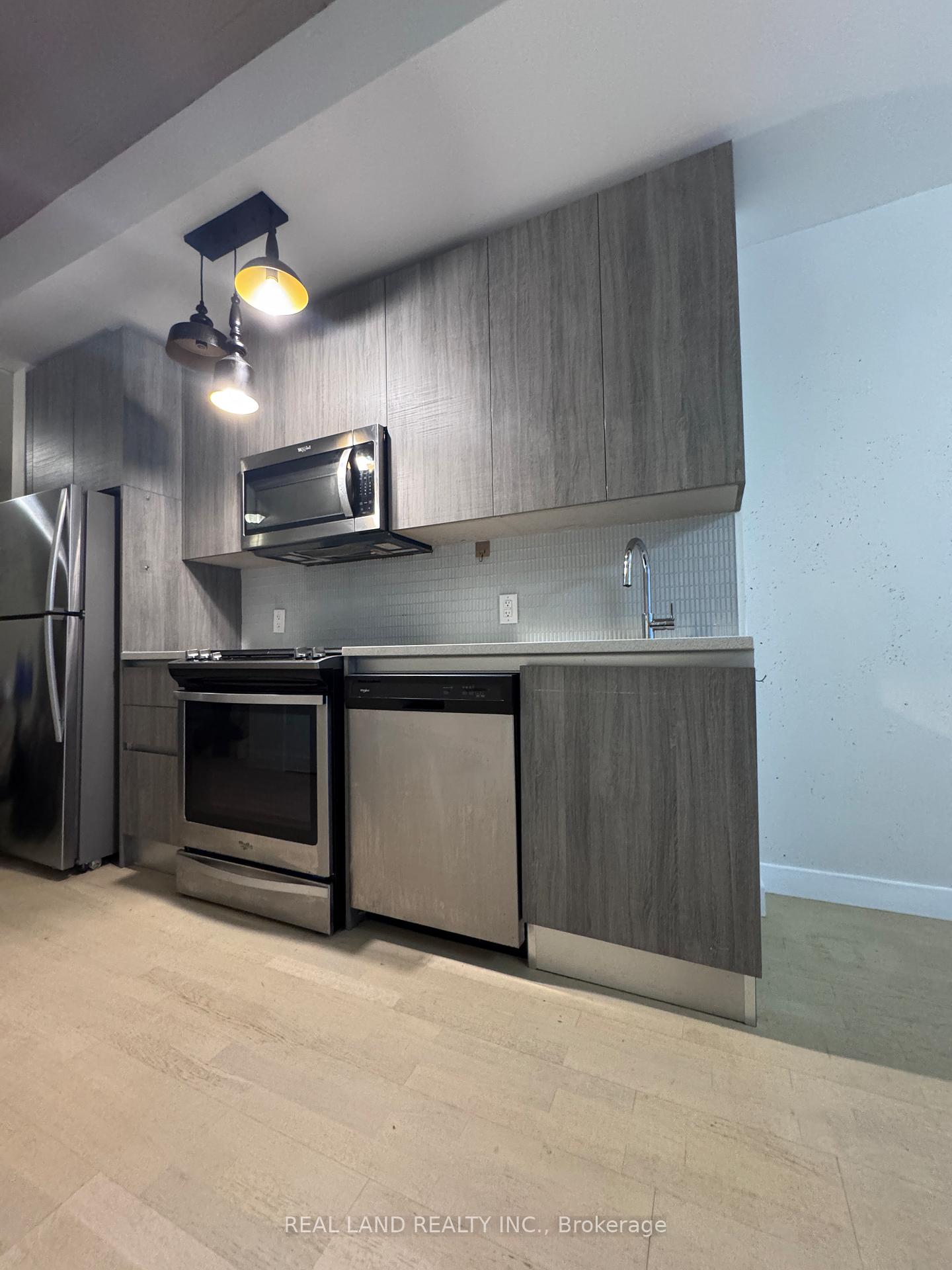 246 Logan Avenue 303, Toronto E01 — photo 2 of 5