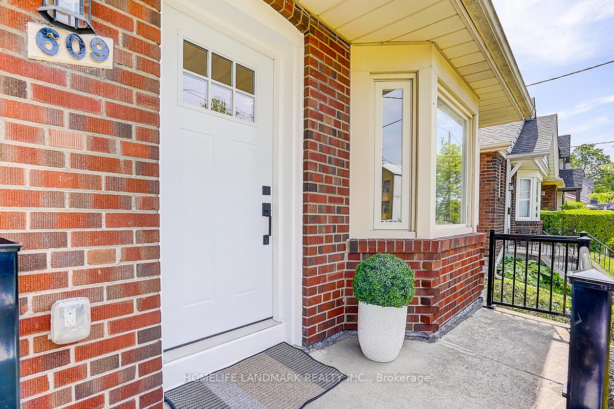 609 Mortimer Avenue, Toronto E03 — photo 2 of 5