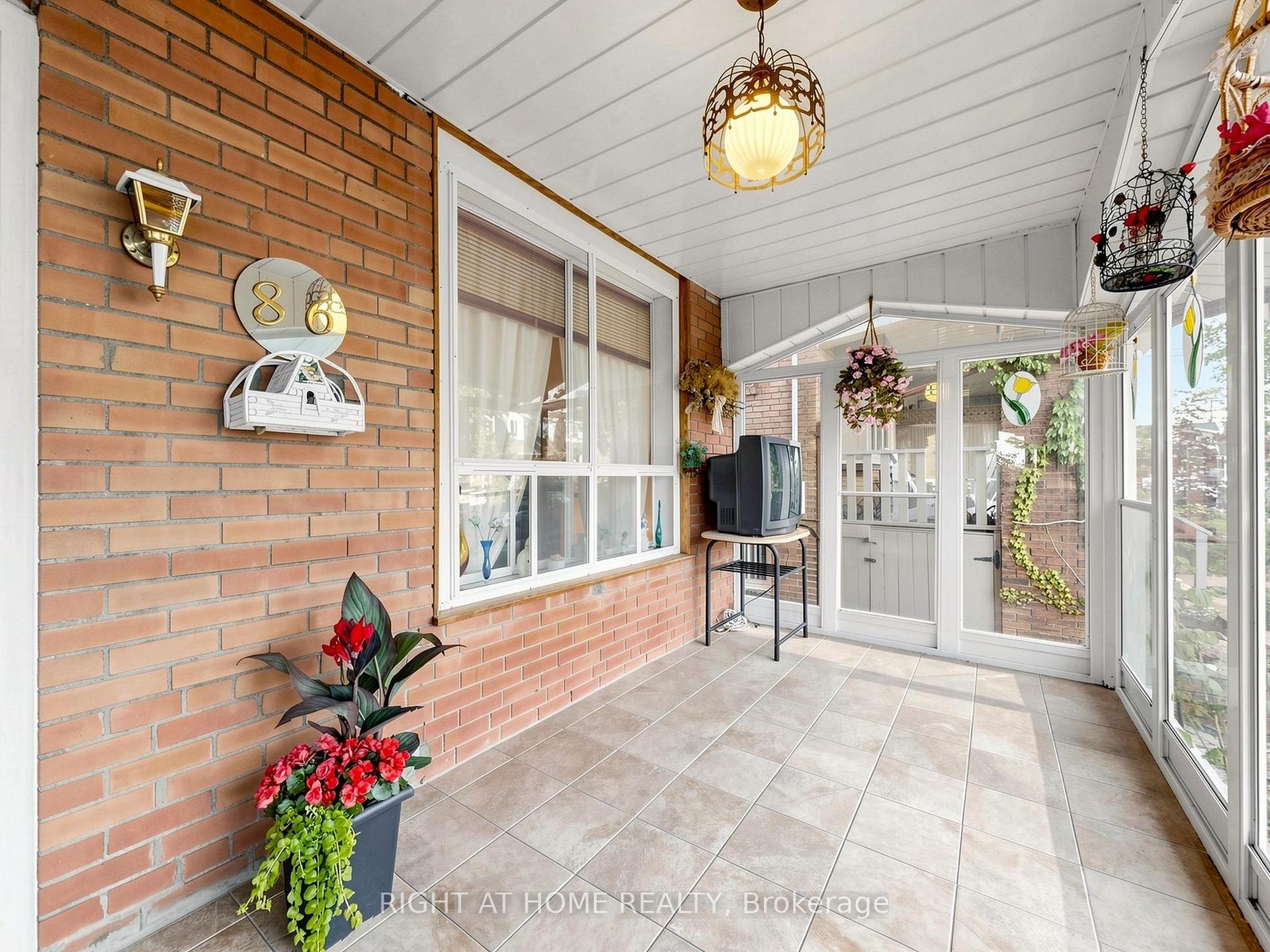 86 Caithness Avenue, Toronto E03 — photo 5 of 5