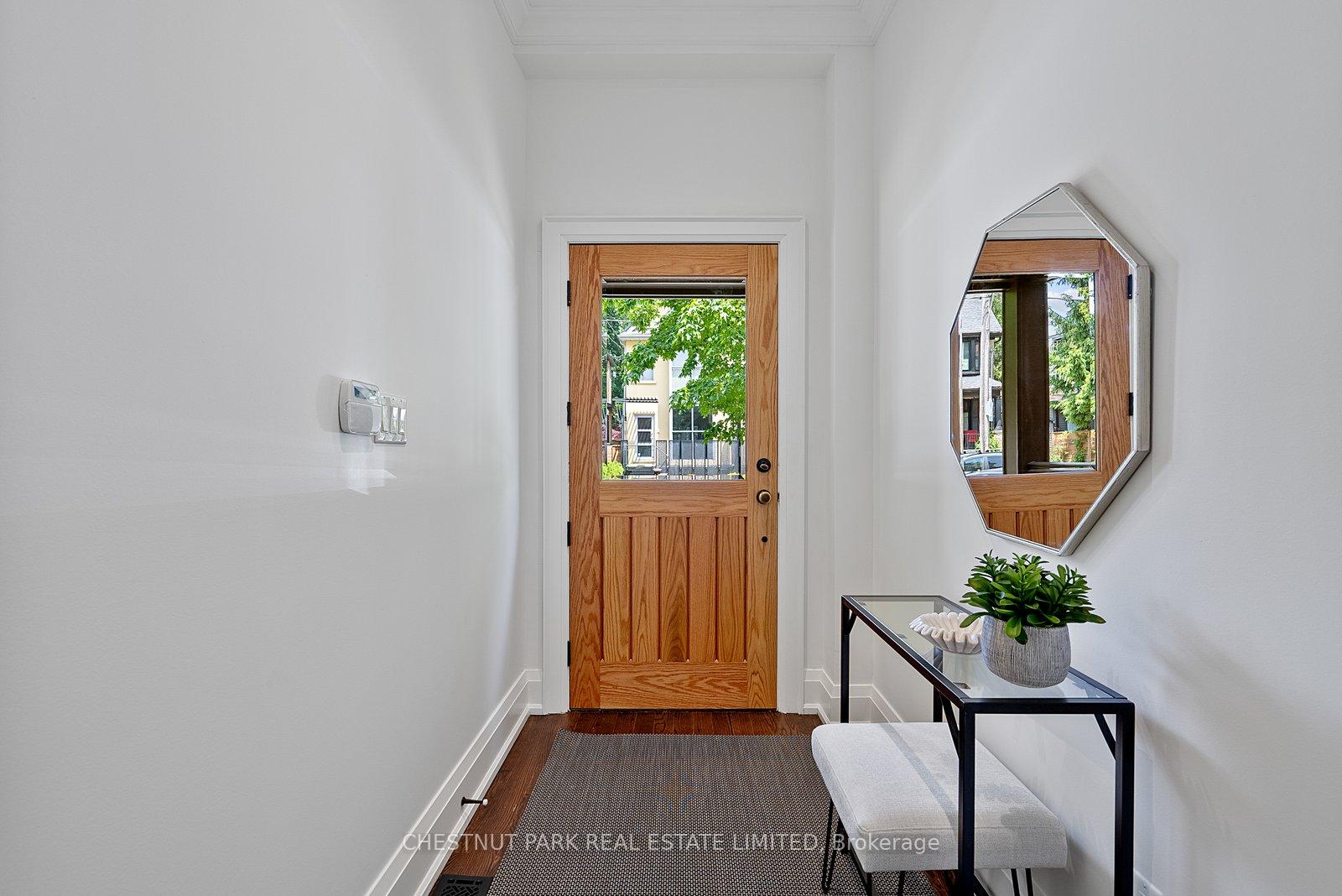 918 Carlaw Avenue, Toronto E03 — photo 2 of 5